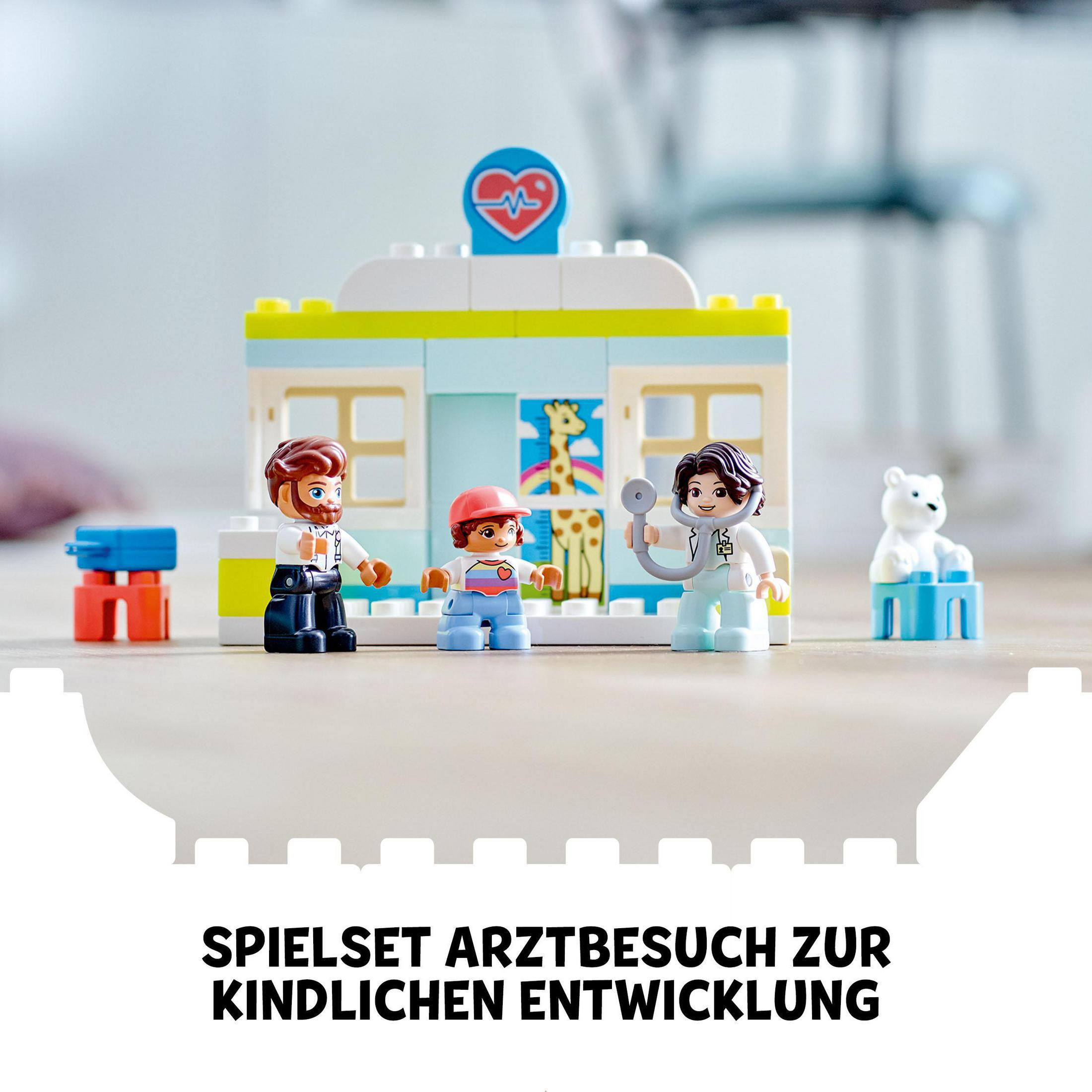 Lego Duplo Spielzeugszene. Figuren eines Arztes und eines Patienten. Weißer Hintergrund.
