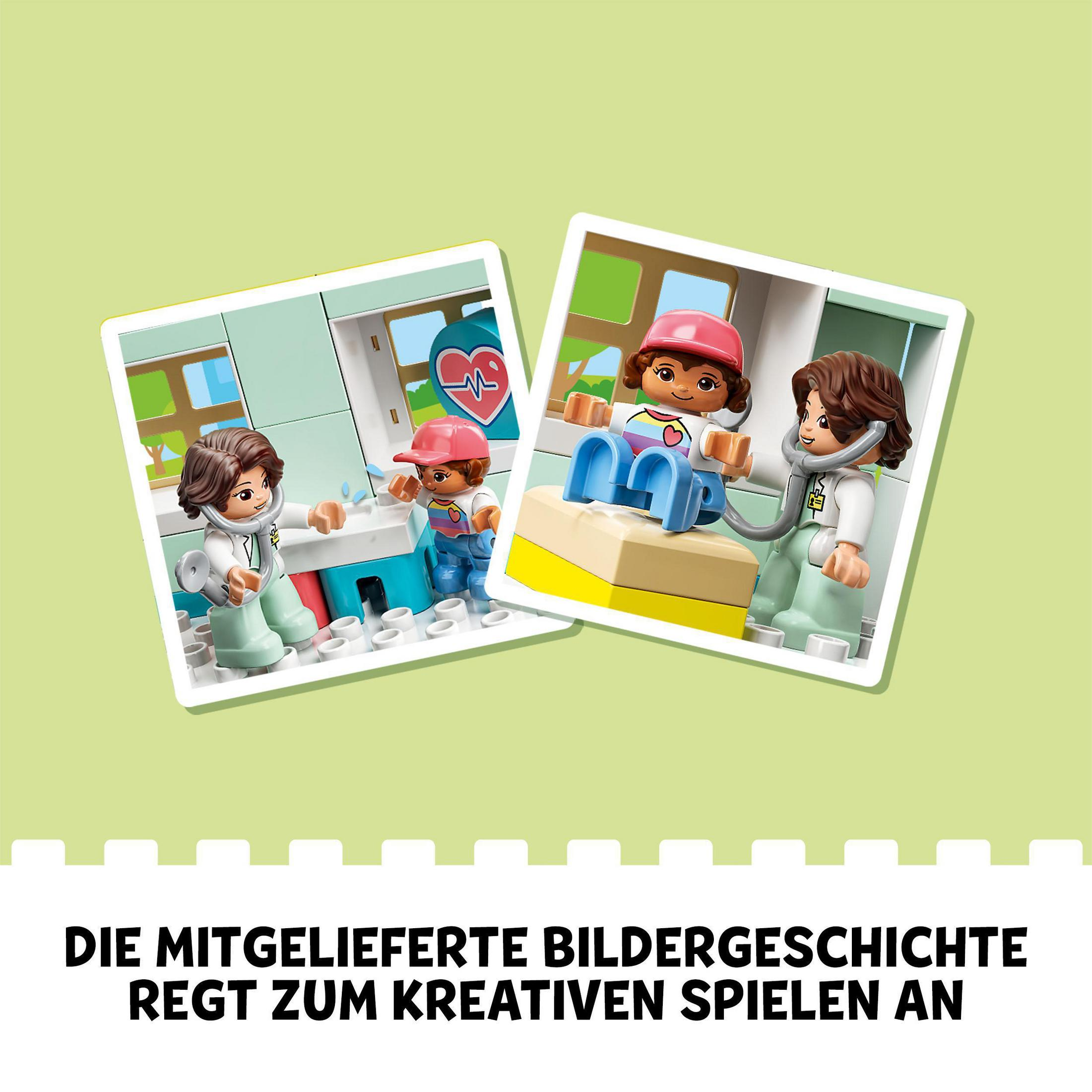 Zwei Lego-Figuren in einer Raumszene. Eine sitzt, eine mit Stethoskop. Hintergrund zeigt ein Herzbild.