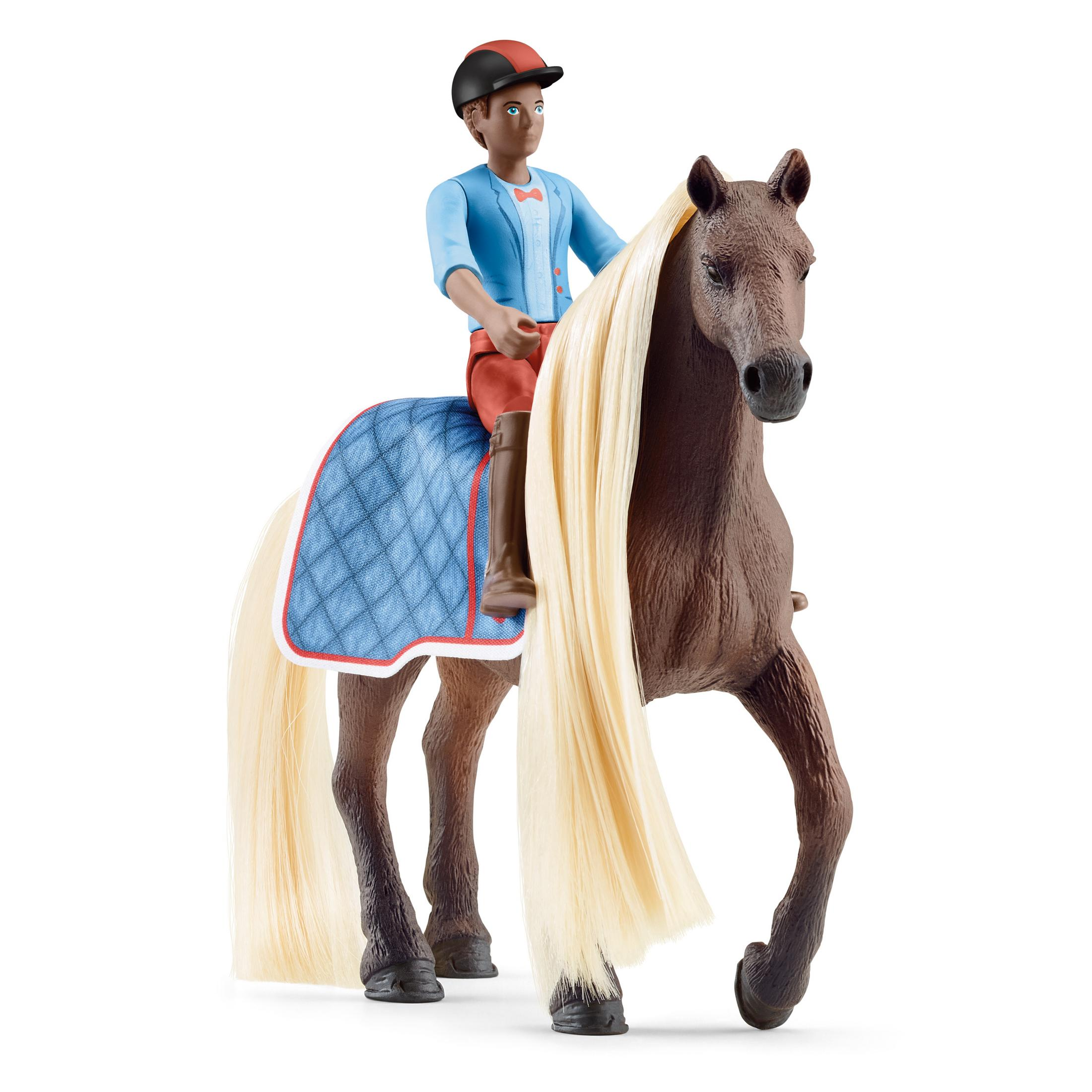 Spielzeugpferd mit Reiter in blauem Hemd, roter Hose und schwarzem Helm.