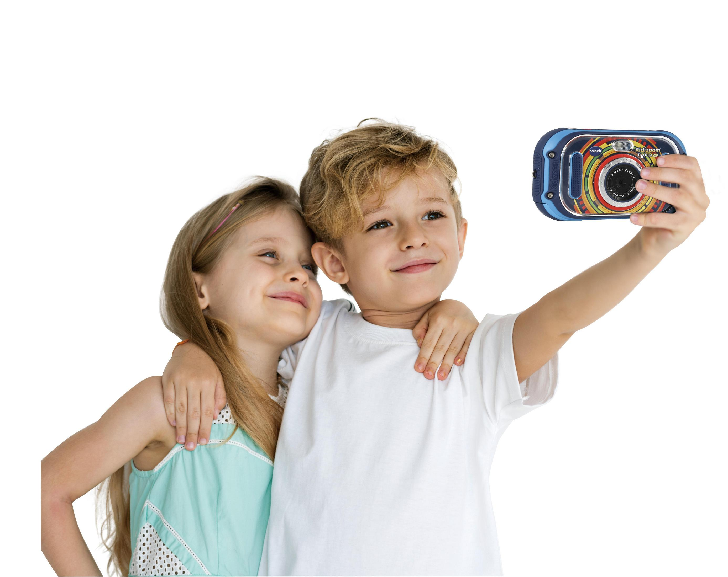 Zwei Kinder machen ein Selfie mit einer Spielzeugkamera. Ein Kind hat den Arm um das andere gelegt.