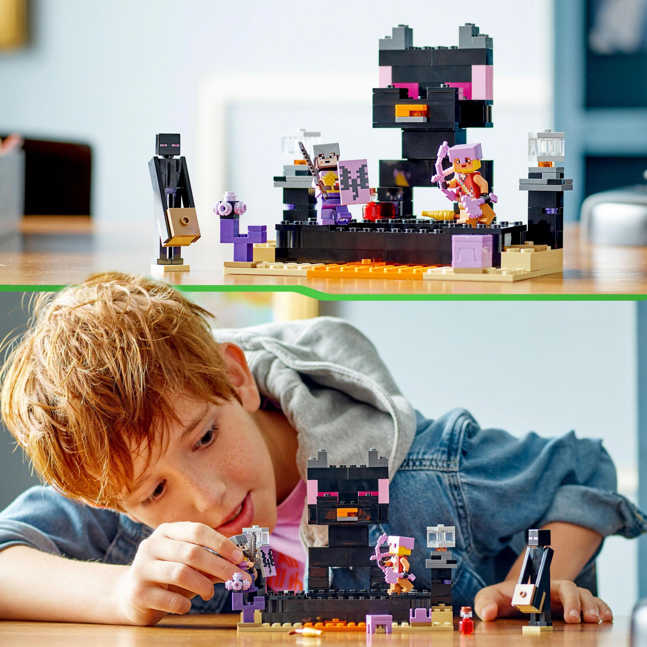 Lego Minecraft Set, zwei Ansichten. Junge spielt mit Set. Lego-Figuren, Strukturen, Lavablöcke.