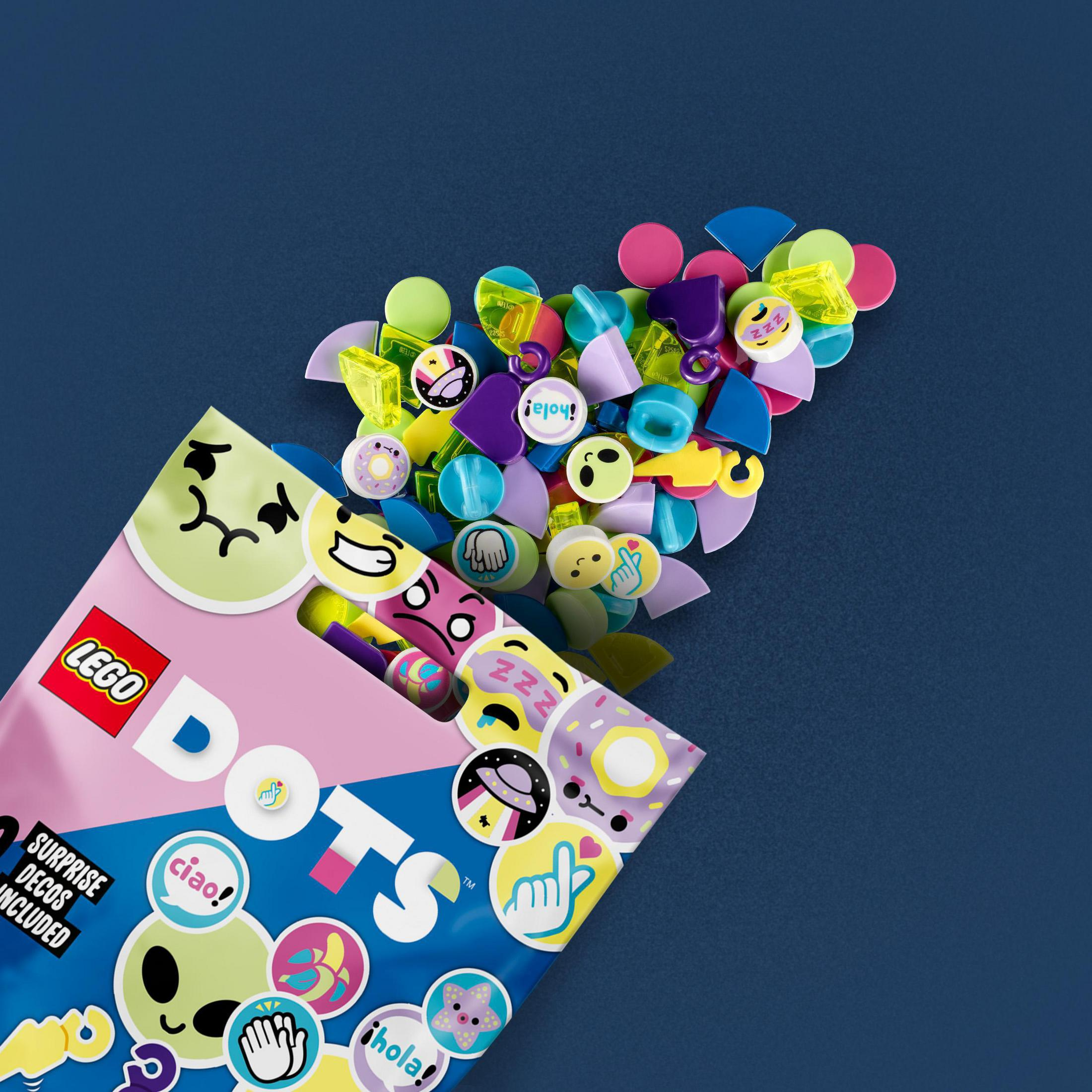 Eine Packung mit bunten LEGO Dots Teilen. Die Teile beinhalten verschiedene Formen und emoji-ähnliche Gesichter.