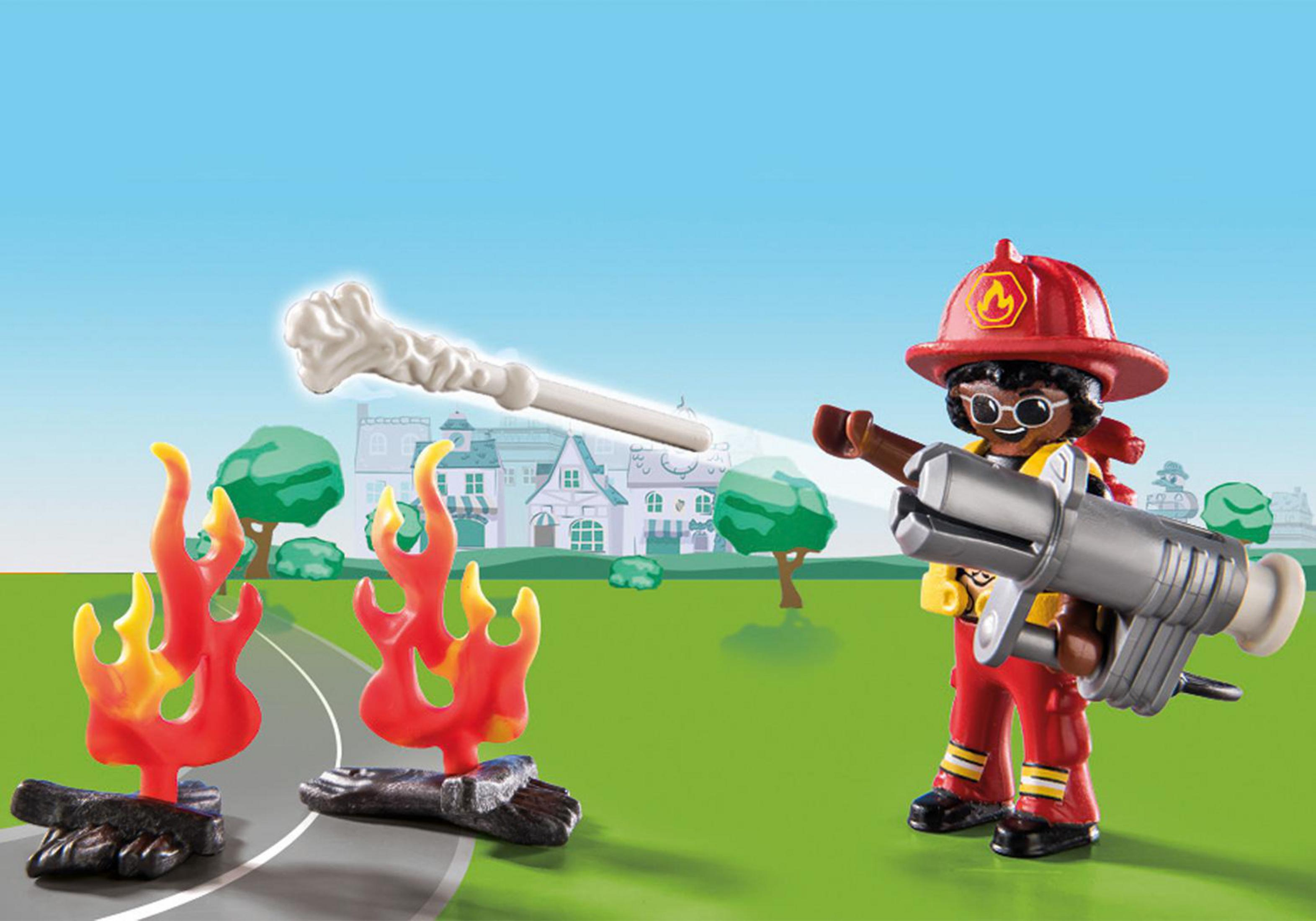 Playmobil-Feuerwehrmann löscht Feuer mit einer Wasserpistole und zwei Flammen.