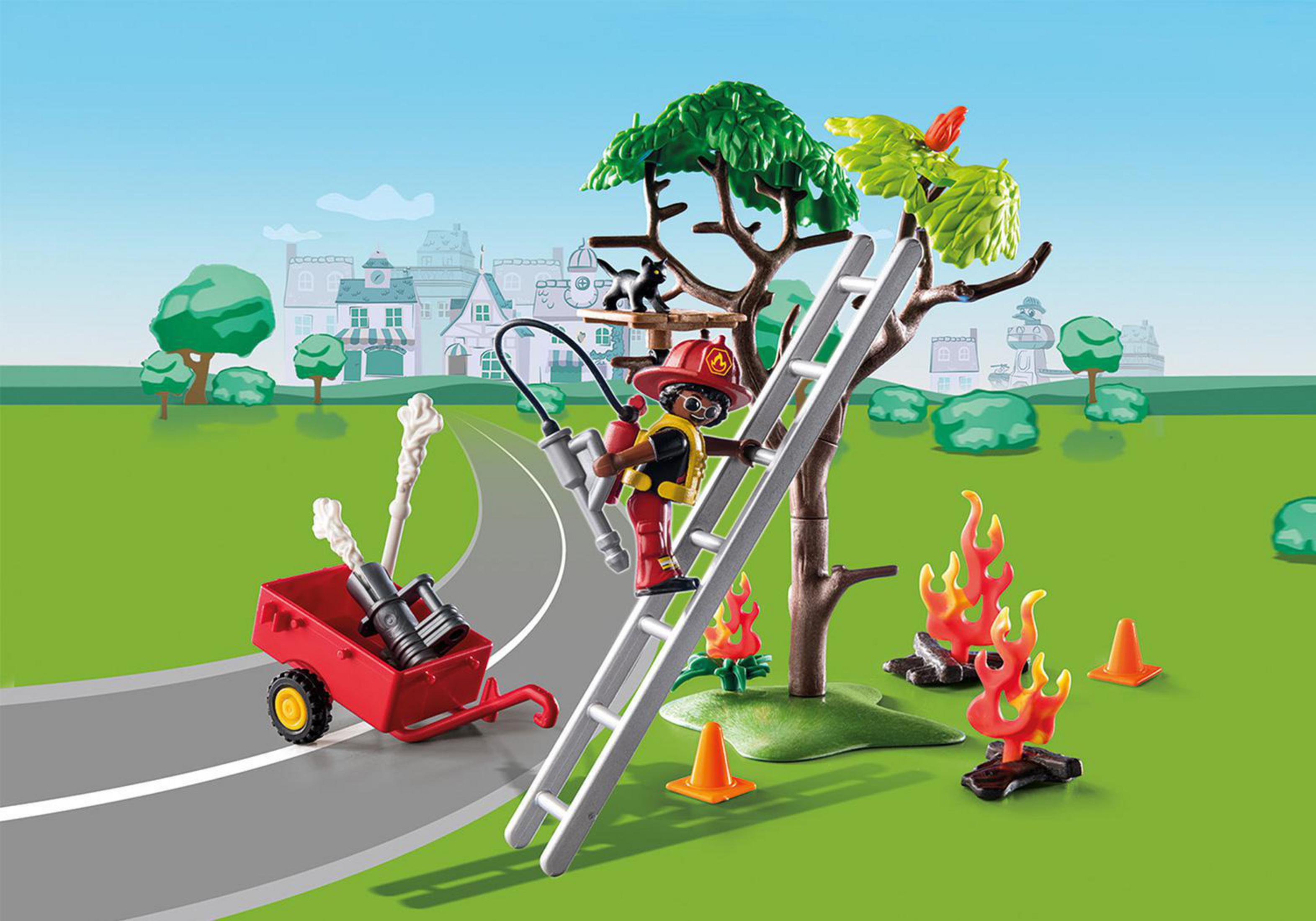 Ein Feuerwehrmann klettert eine Leiter zu einem Baum mit Flammen und einem brennenden Wagen. Häuser im Hintergrund.