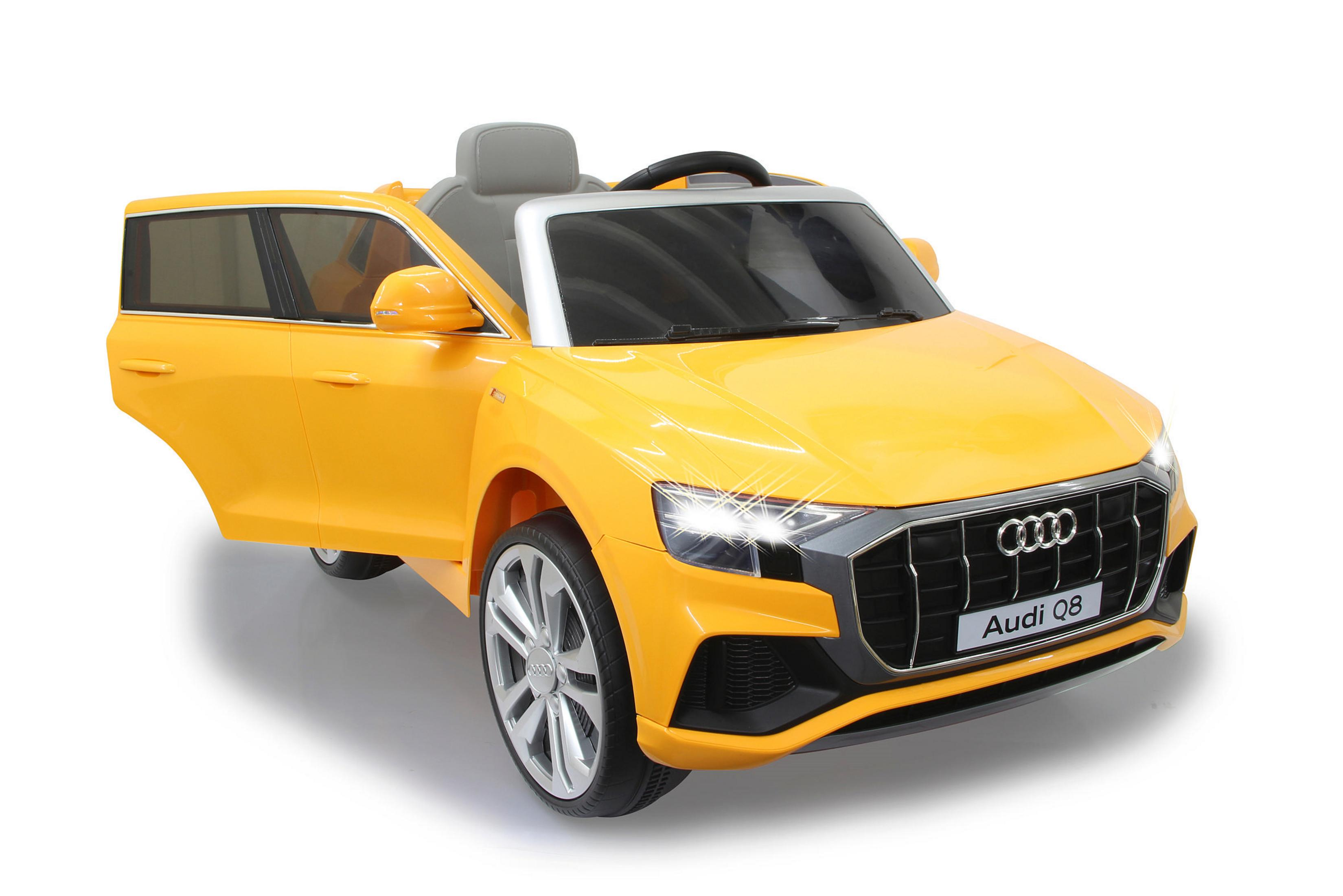 Gelbes Audi Q8 Spielzeugauto mit offener Tür. Das Auto steht vor weißem Hintergrund, Scheinwerfer an.