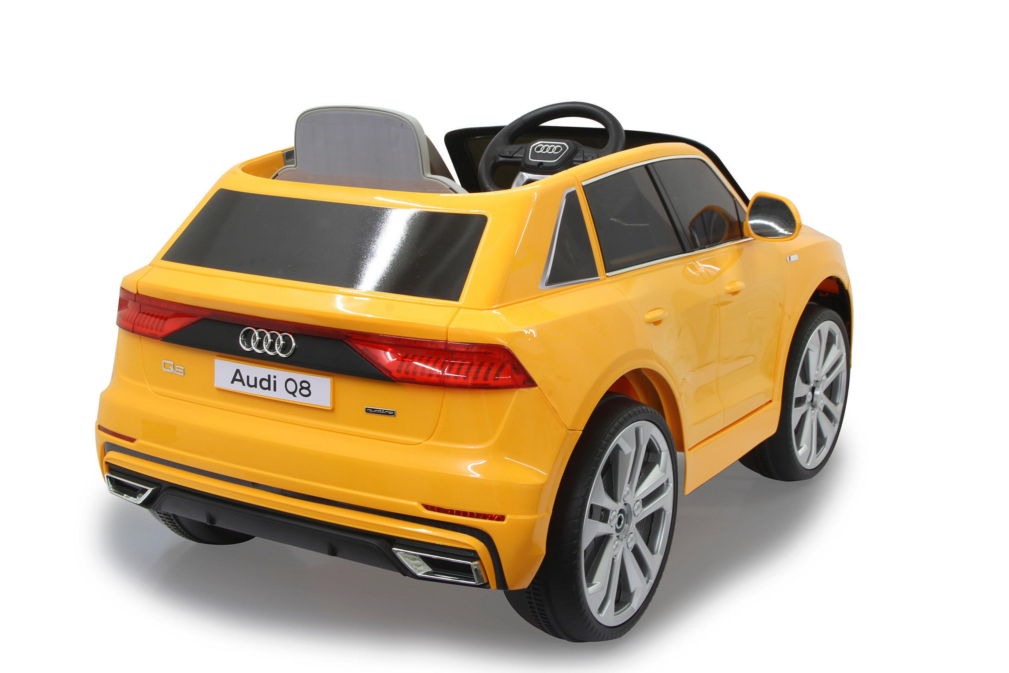 Ein gelbes Audi Q8 Spielzeugauto von hinten. Es ist auf weißem Hintergrund.