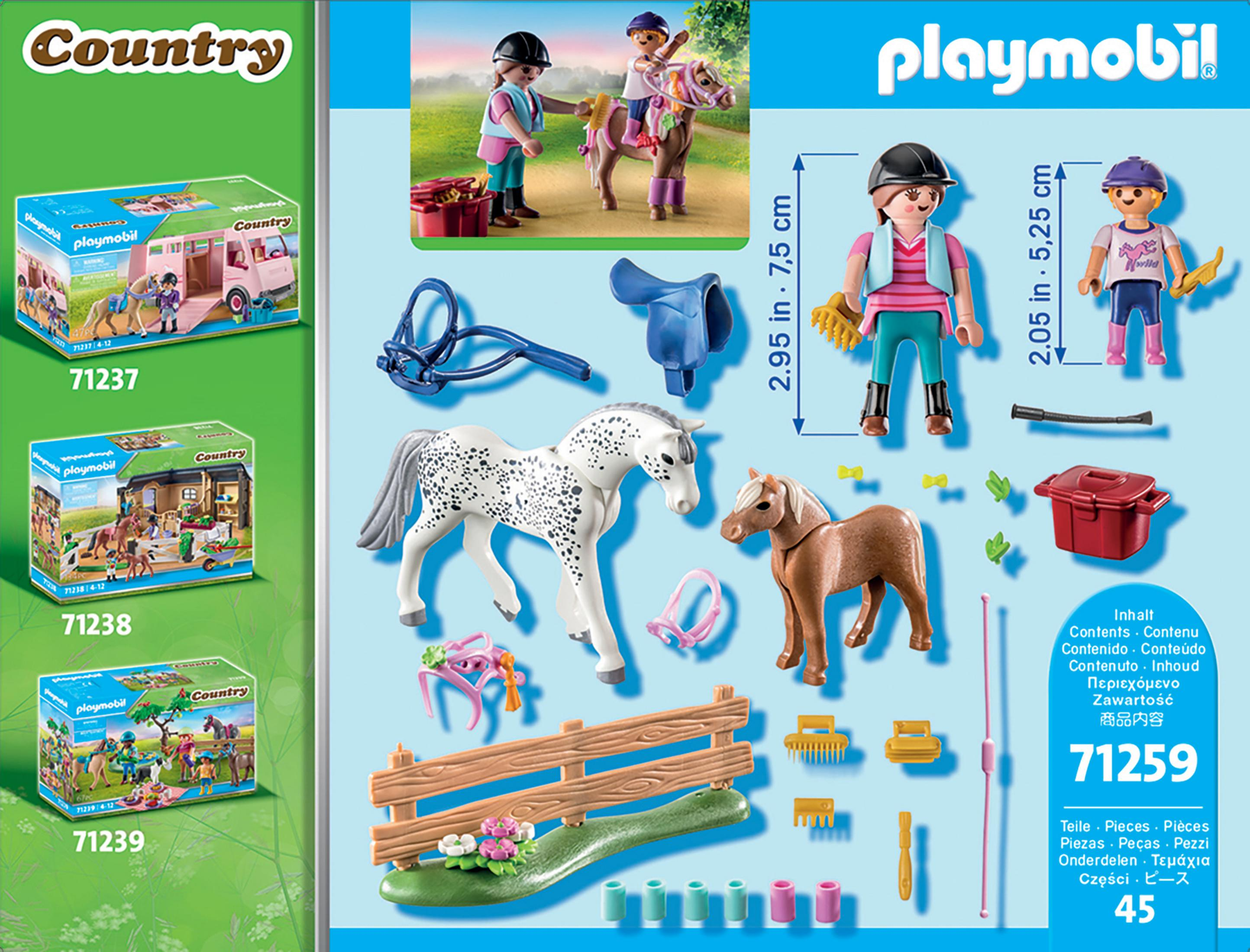 Set Playmobil con cavalli, personaggi e accessori, tra cui una stalla e una recinzione.