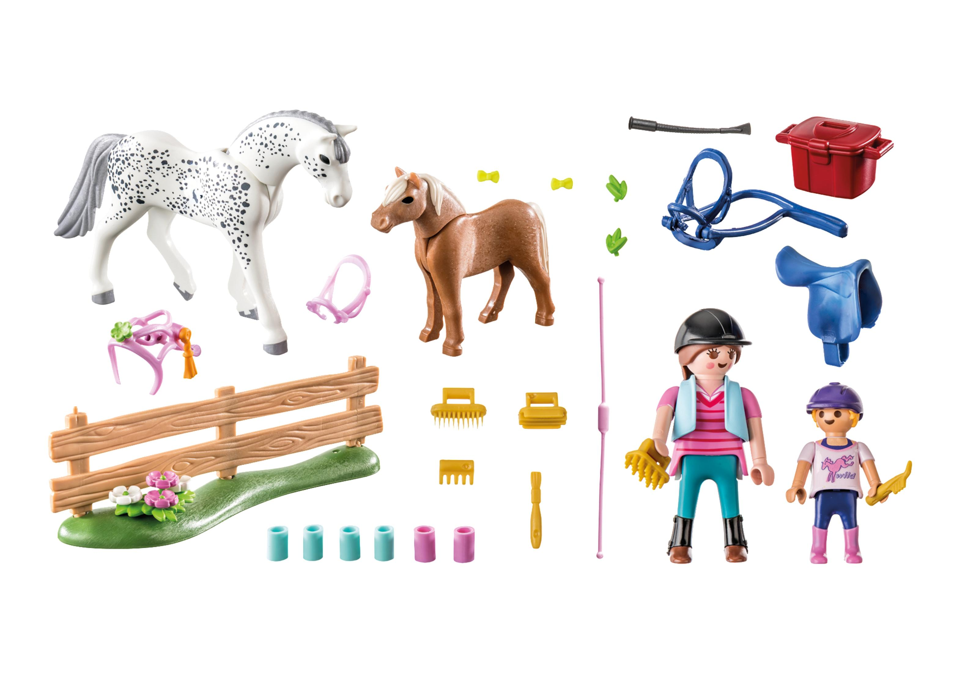 Set cavalli Playmobil con cavalli, recinzione, personaggi e accessori su bianco.