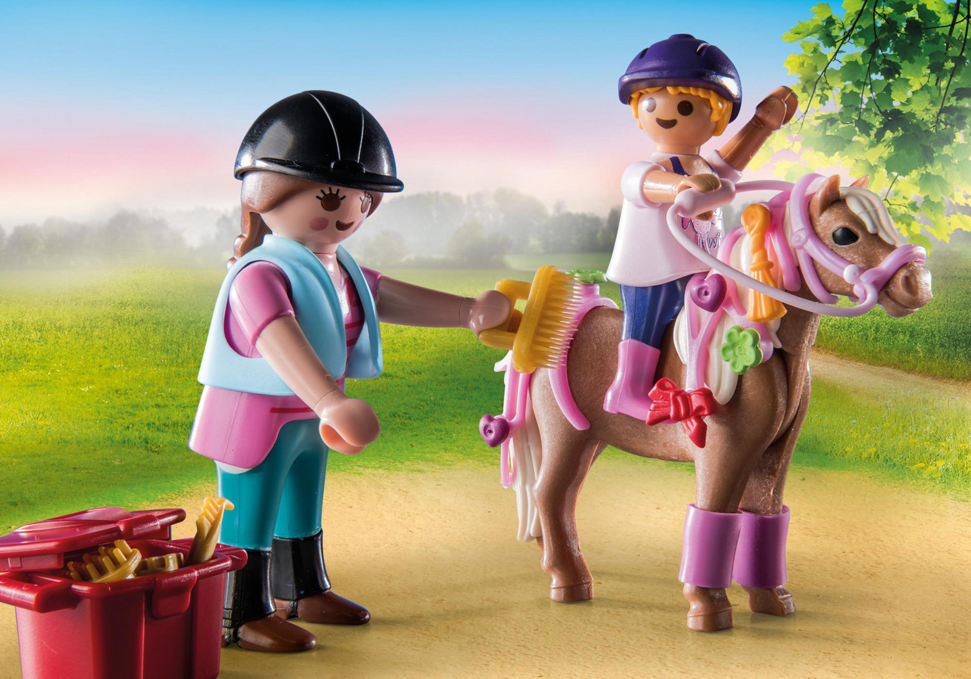 Scena Playmobil: donna che toeletta un cavallo, un'altra lo cavalca. Cassetta rossa vicina.