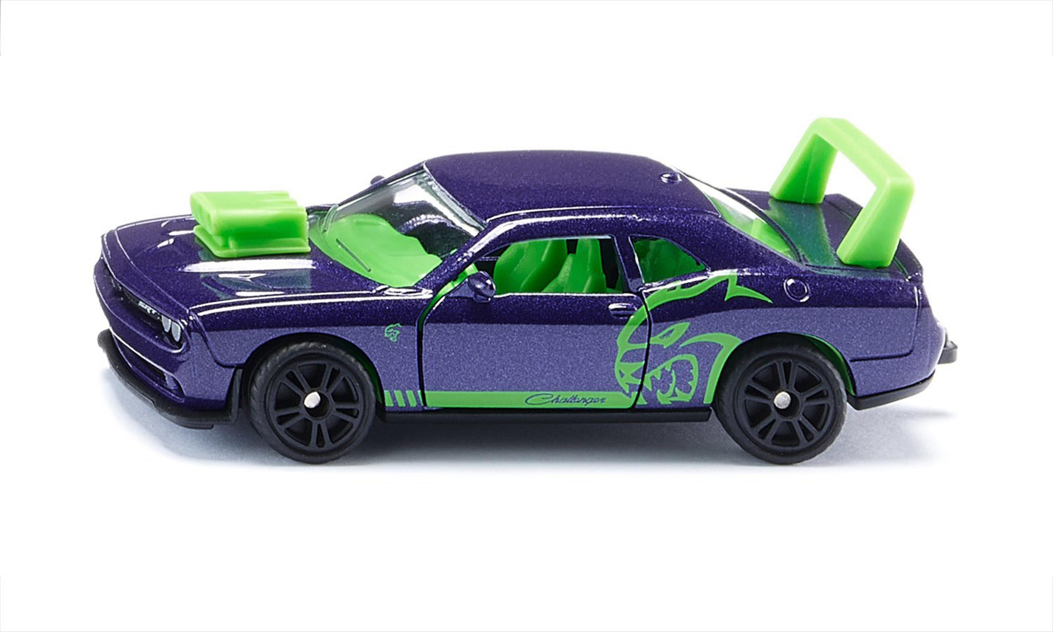 Ein lila Spielzeugauto mit grünen Akzenten und einem grünen Spoiler. Das Auto steht auf weißem Untergrund.