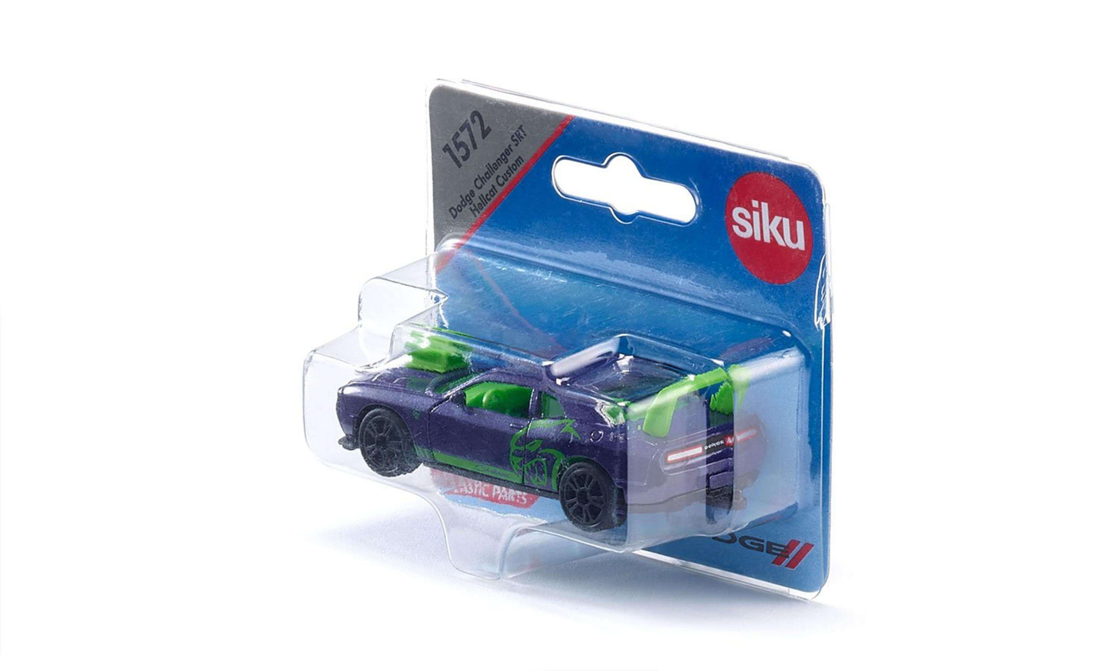 Spielzeugauto in Plastikverpackung. Das Auto ist lila und grün.