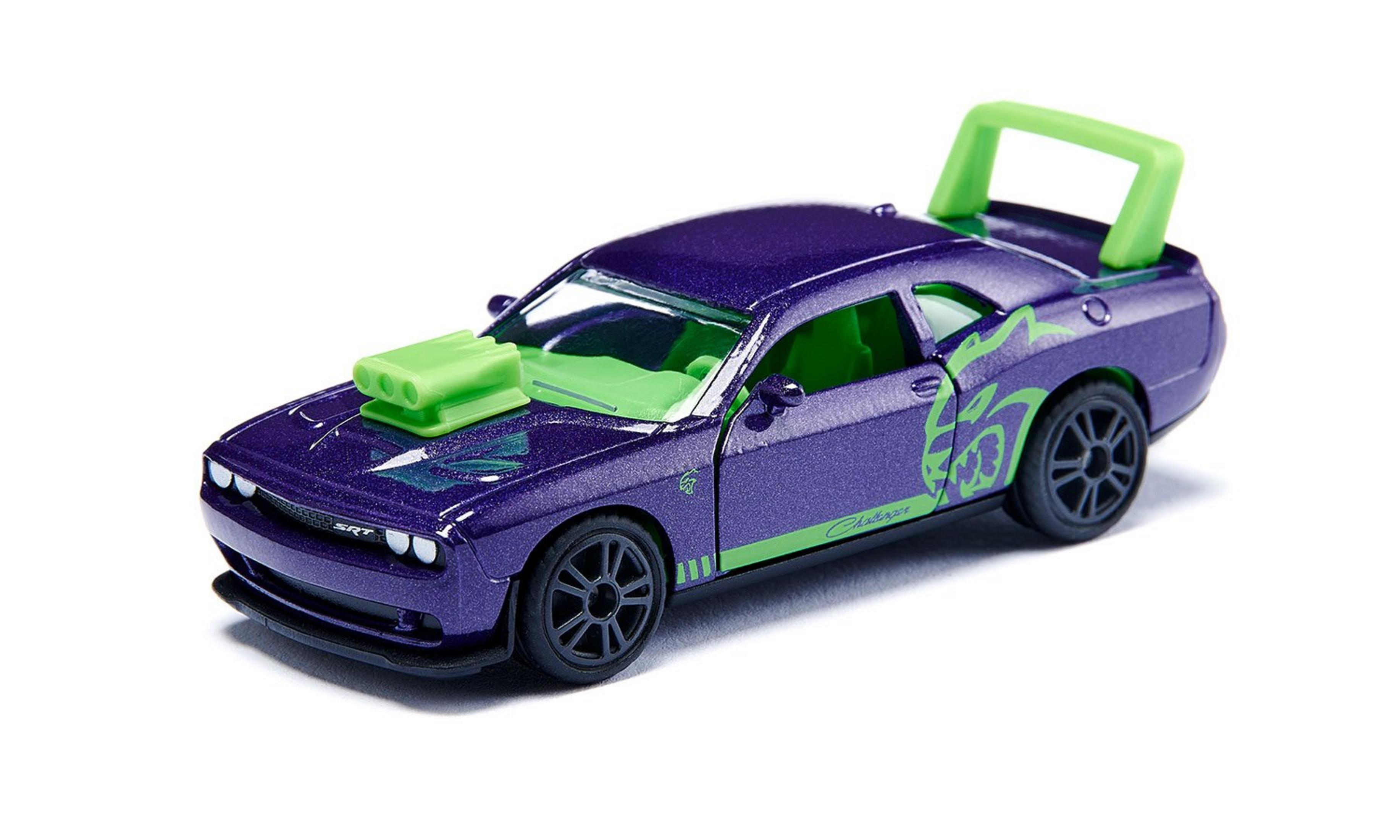 Ein lila Spielzeugauto mit grünen Akzenten und einem Spoiler. Weißer Hintergrund.
