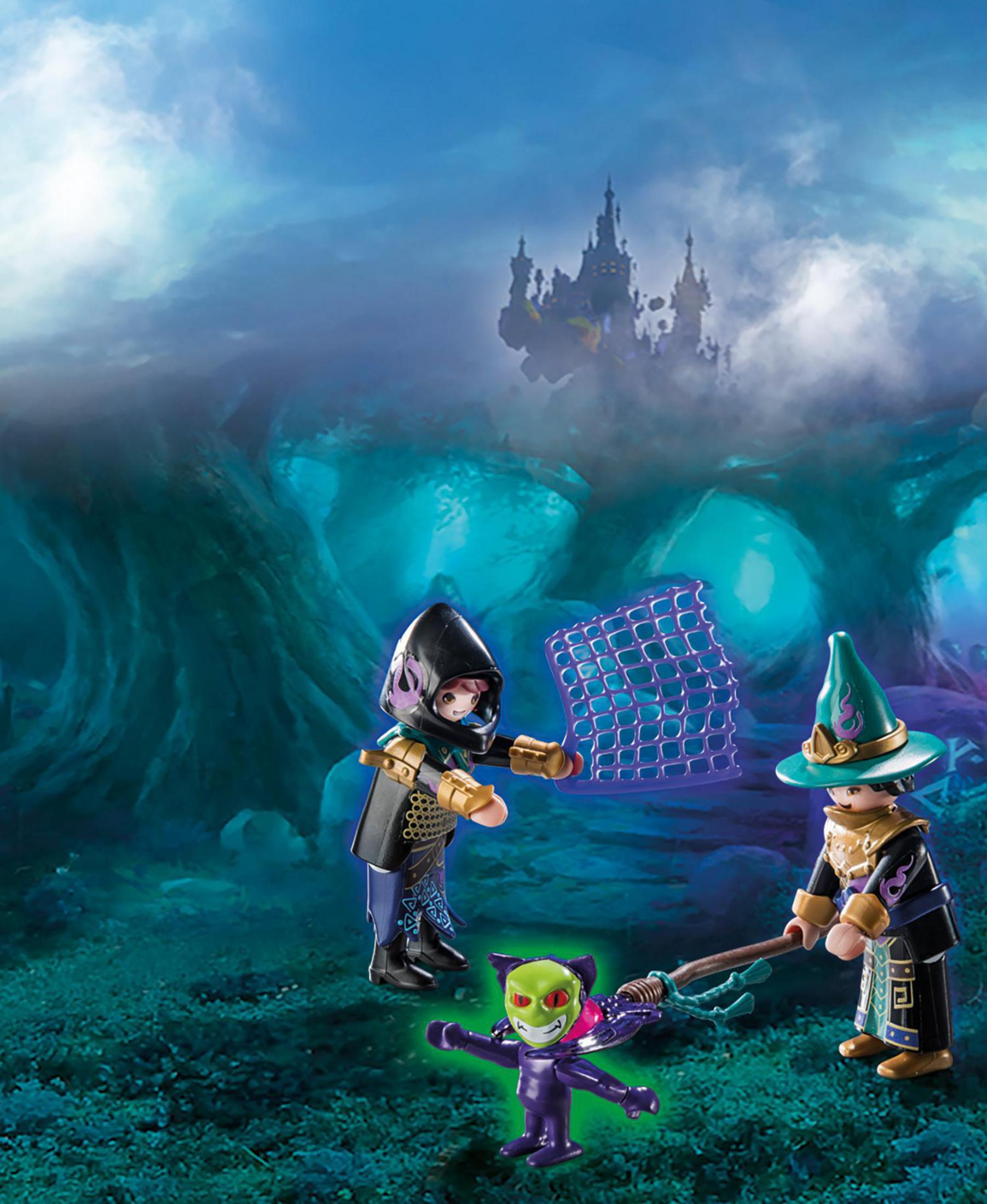 Playmobil-Figuren: Zwei Zauberer und eine kleine grüne Kreatur in einer mystischen, dunklen Waldkulisse.