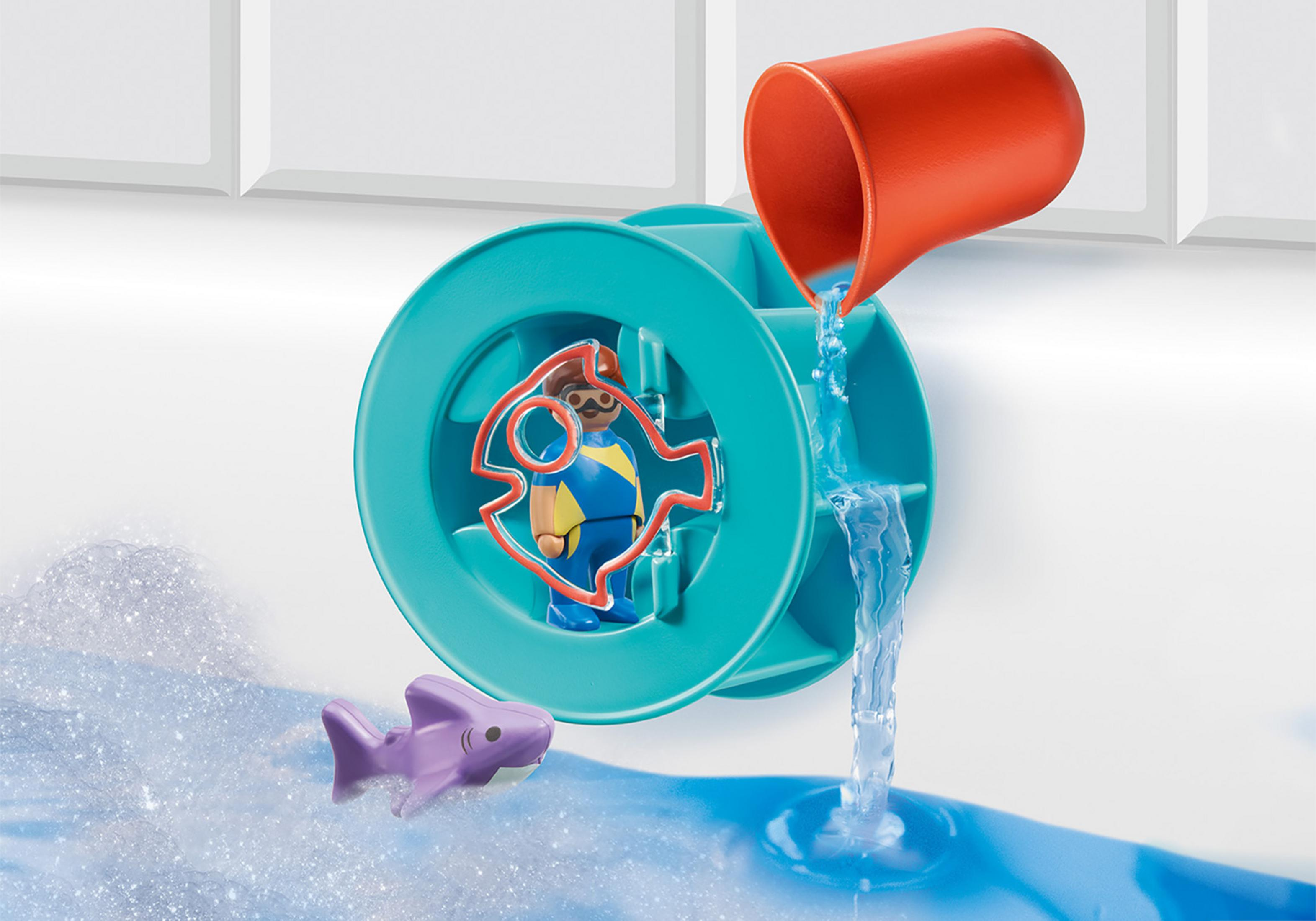 Playmobil-Spielzeug mit Wasserrad, Haifisch-Spielzeug und Wasserfluss, Badezimmer-Szene.