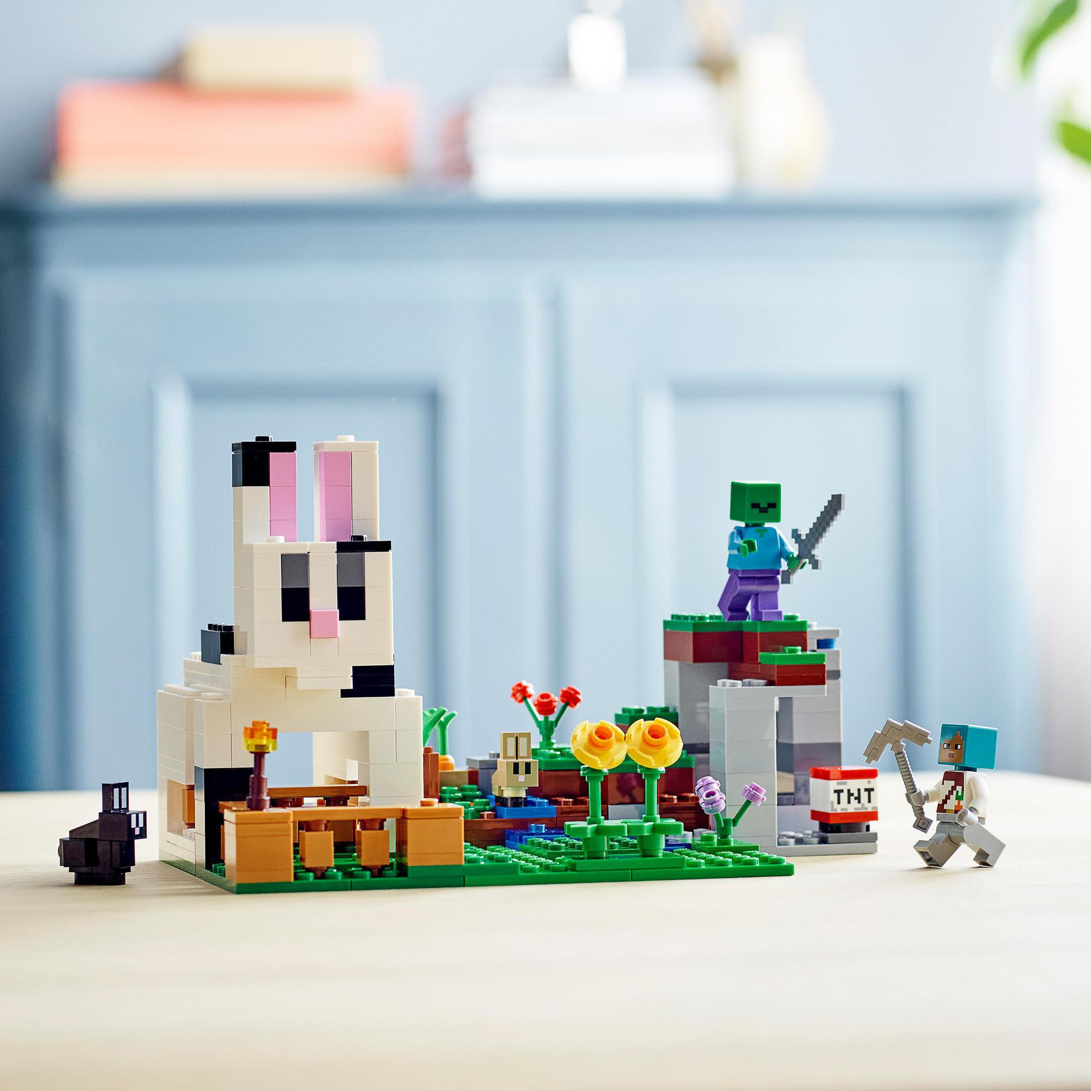Set Lego Minecraft con casa di conigli, zombie e minatore. Erba verde e fiori.