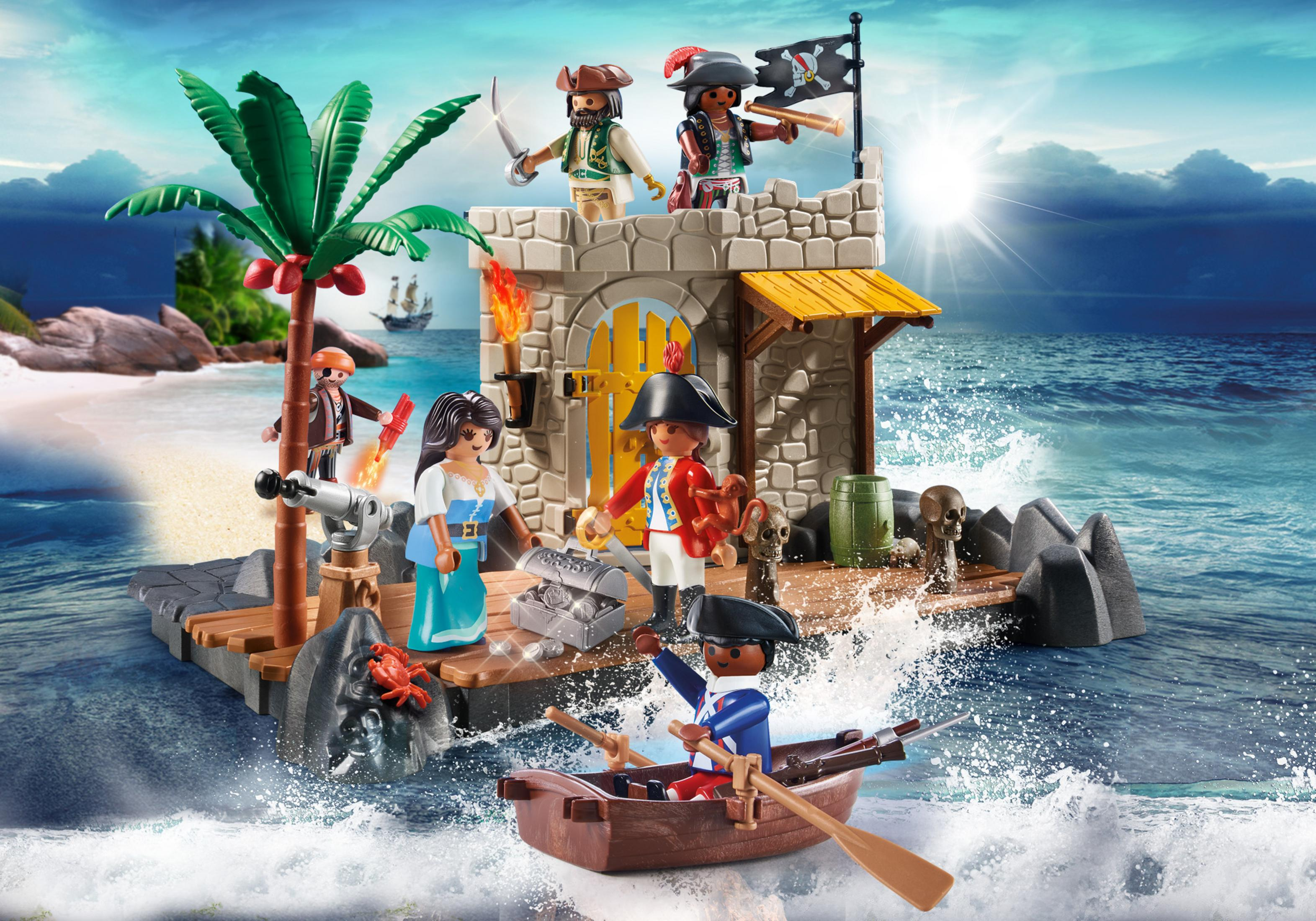 Una scena piratesca con personaggi giocattolo su un'isola. Pirati, un forziere, una palma e una nave sullo sfondo.