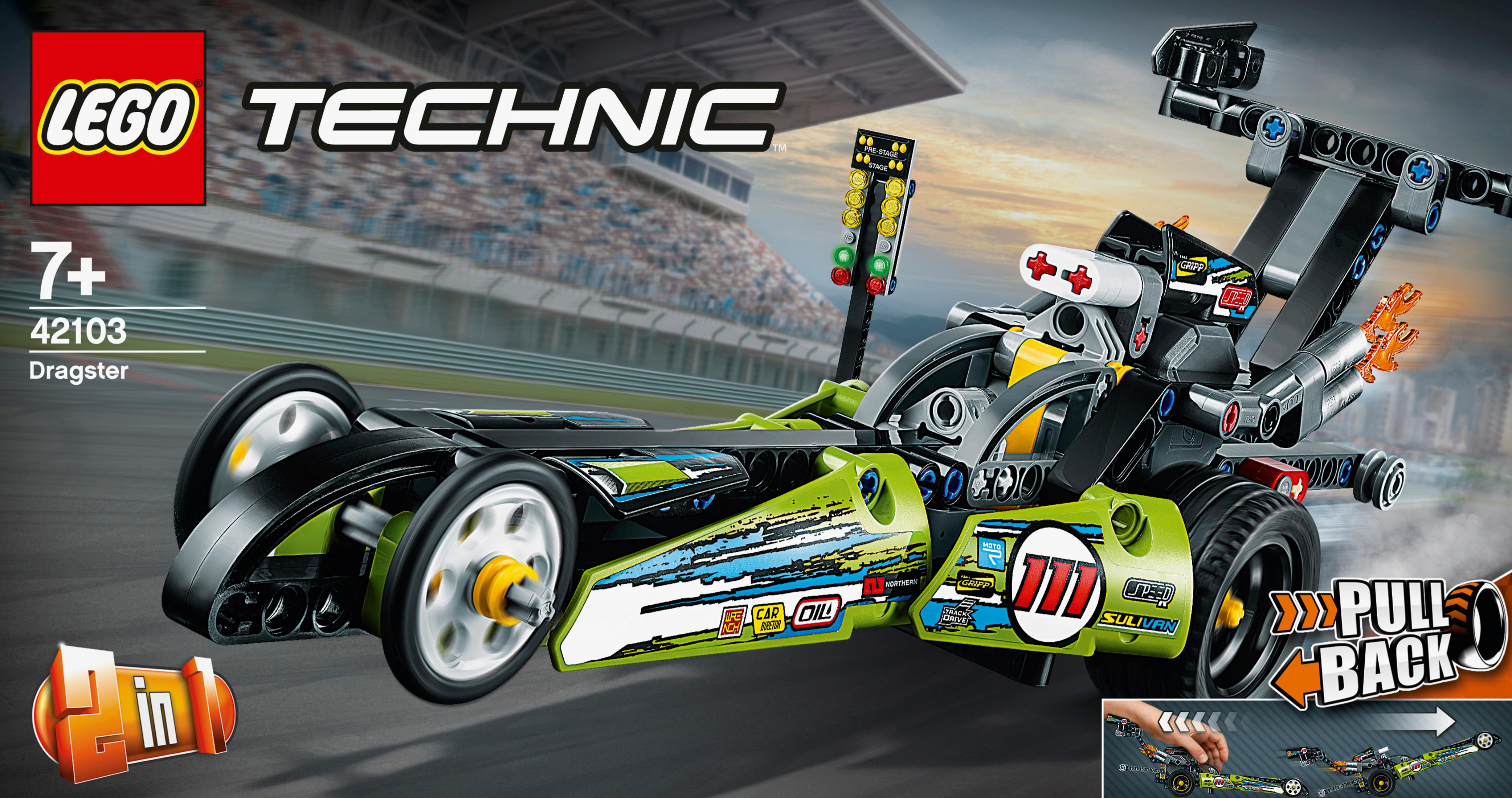 Lego Technic Dragster-Rennwagenmodell auf einem Rennstrecken-Hintergrund mit dem Wort 'Pull Back'.