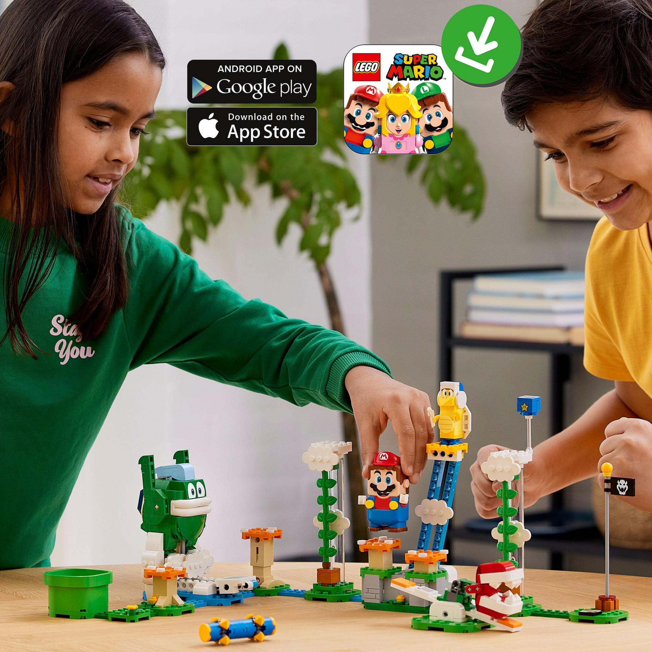 Twee kinderen spelen met de Lego Super Mario set. Kleurrijke figuren en structuren.