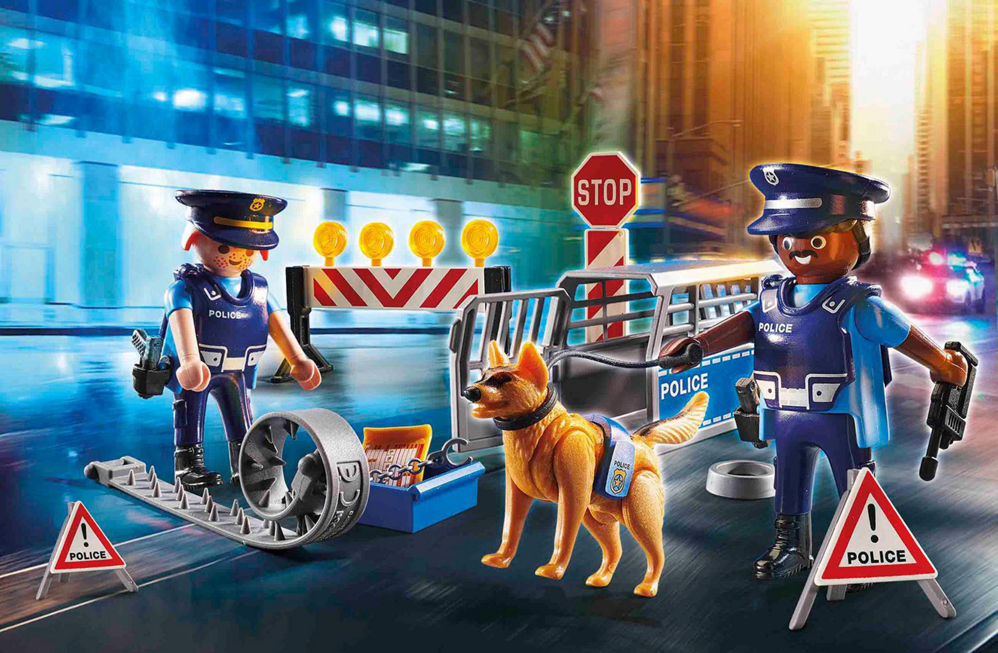 Polizisten mit Polizeihund und Barrikade. Warnschilder am Straßenrand sind sichtbar.
