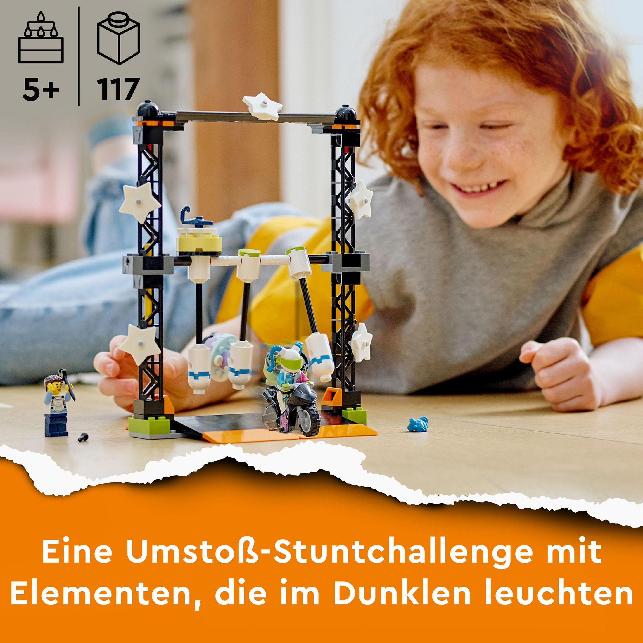 Een kind dat speelt met een Lego-set met een stuntuitdagingsthema en een kleine motor.