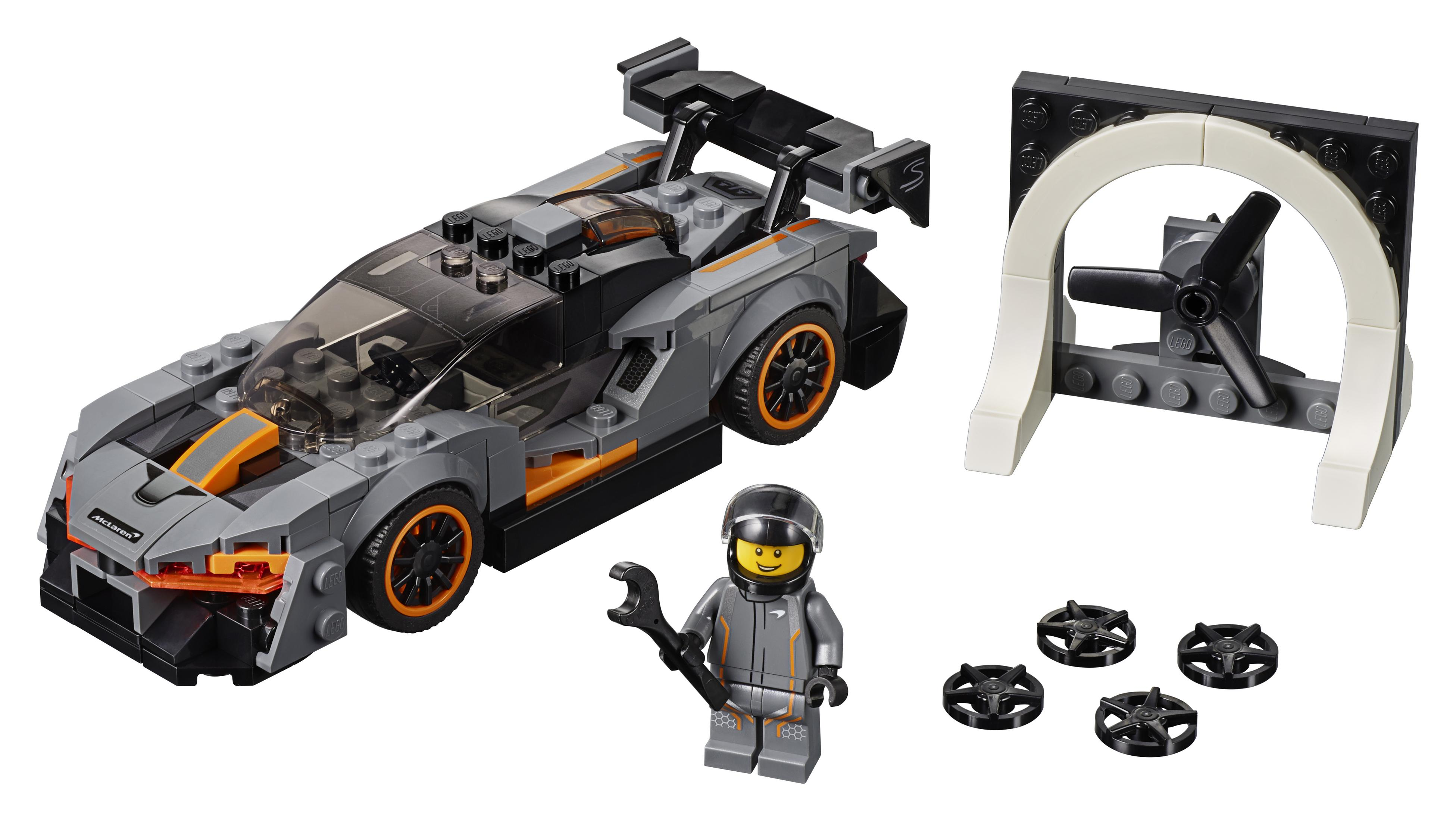 Un'auto da corsa Lego grigia e una piccola figura con una chiave inglese.