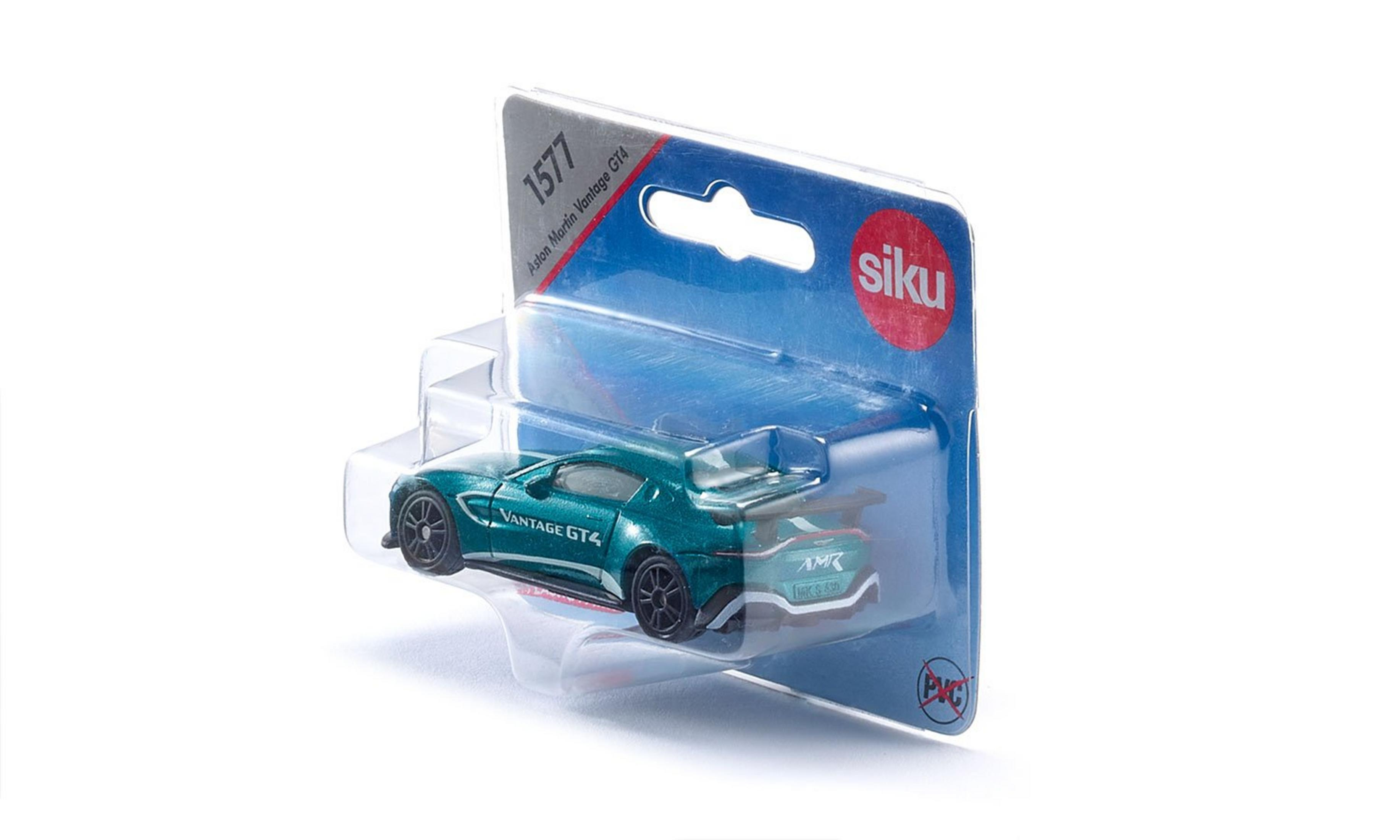 Ein grünes Aston Martin Vantage GT4 Spielzeugauto in einer durchsichtigen Kunststoffverpackung.