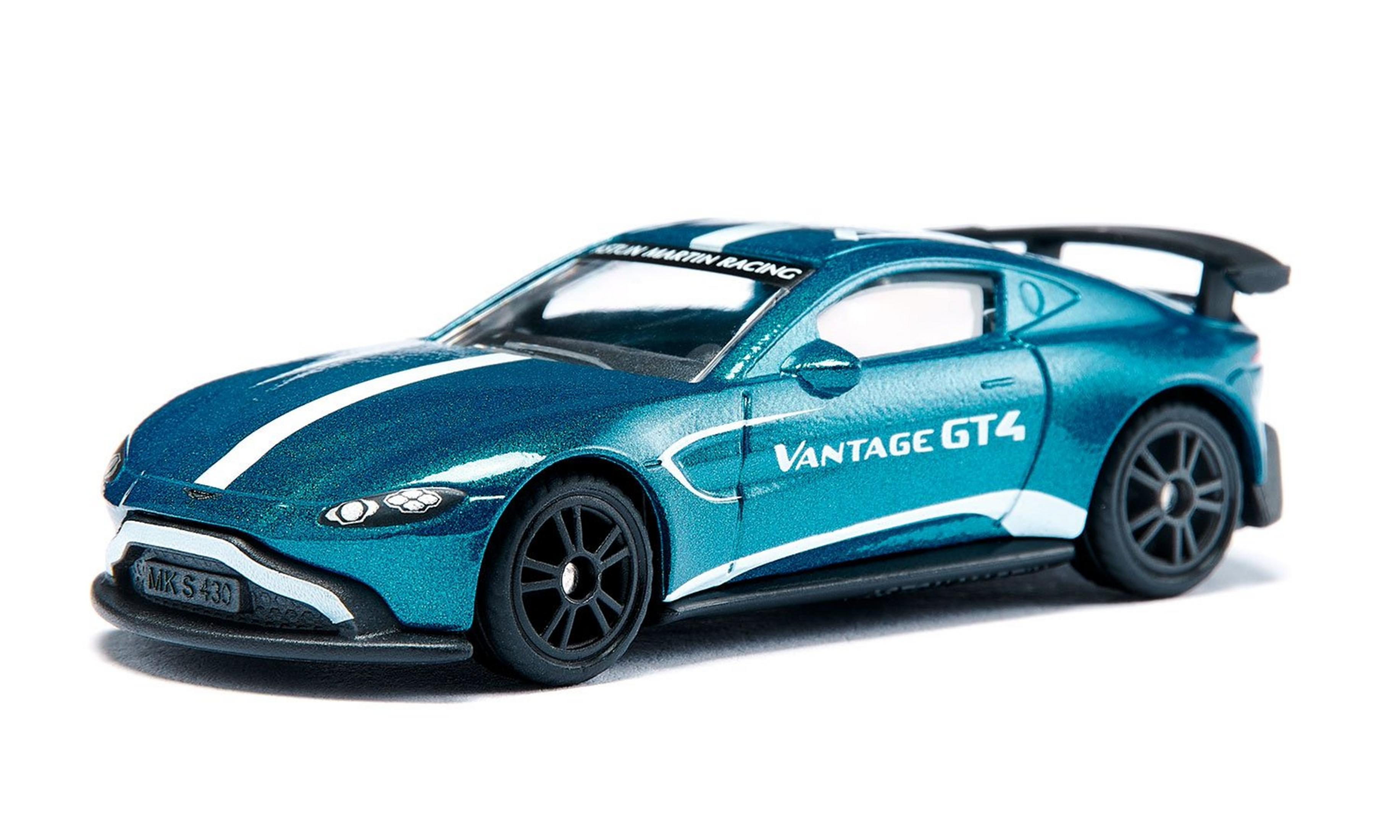 Ein tealfarbener Aston Martin Vantage GT4 Rennwagen auf weißem Hintergrund, mit Rennstreifen und Sponsorenlogos.