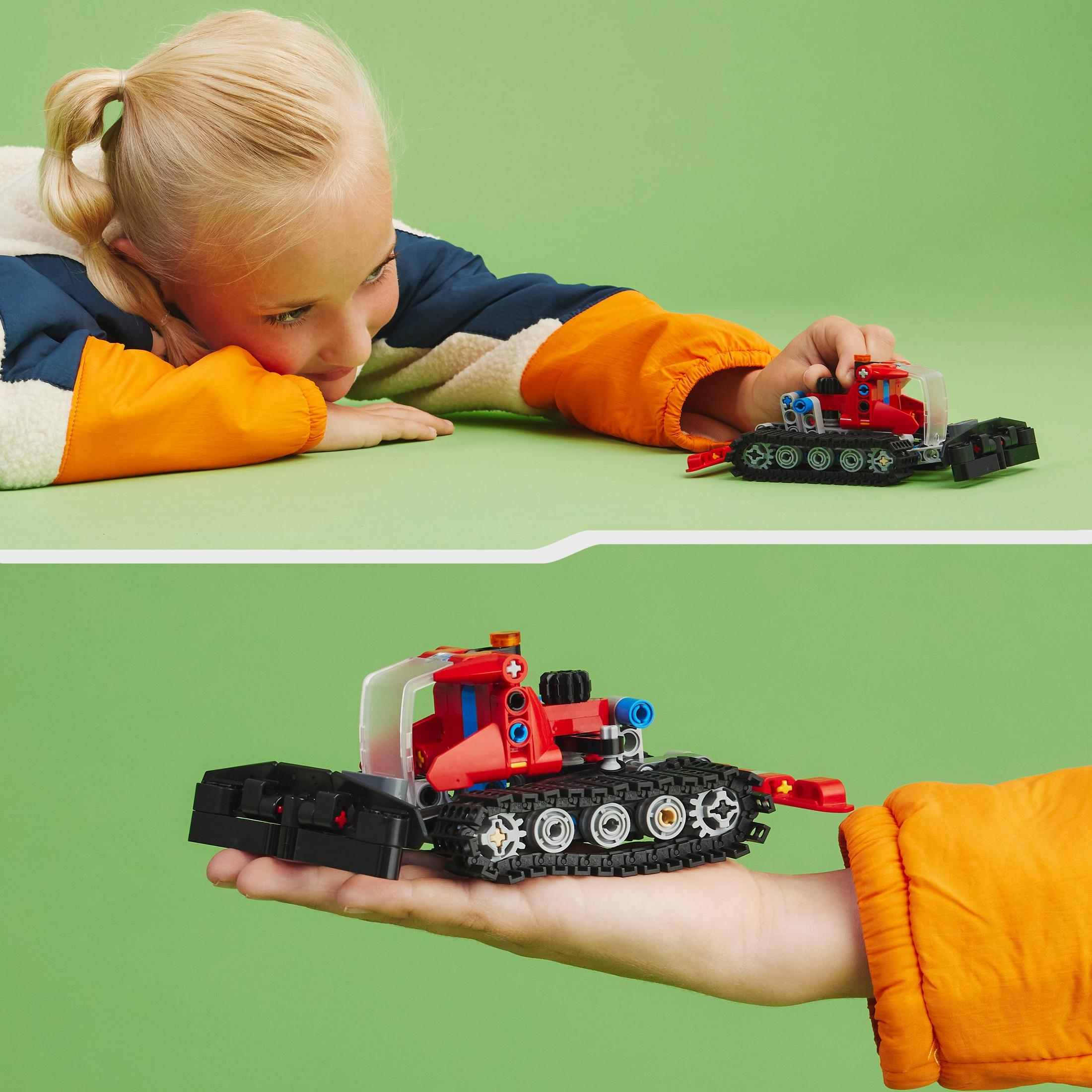 Bambino che gioca con camion giocattolo rosso e nero.