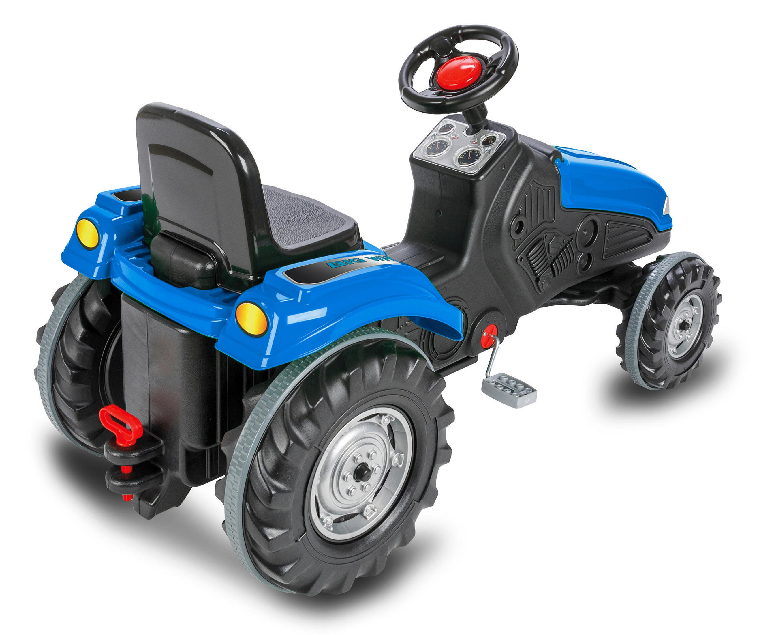Blauer Spielzeugtraktor mit schwarzen Rädern. Weißer Hintergrund.