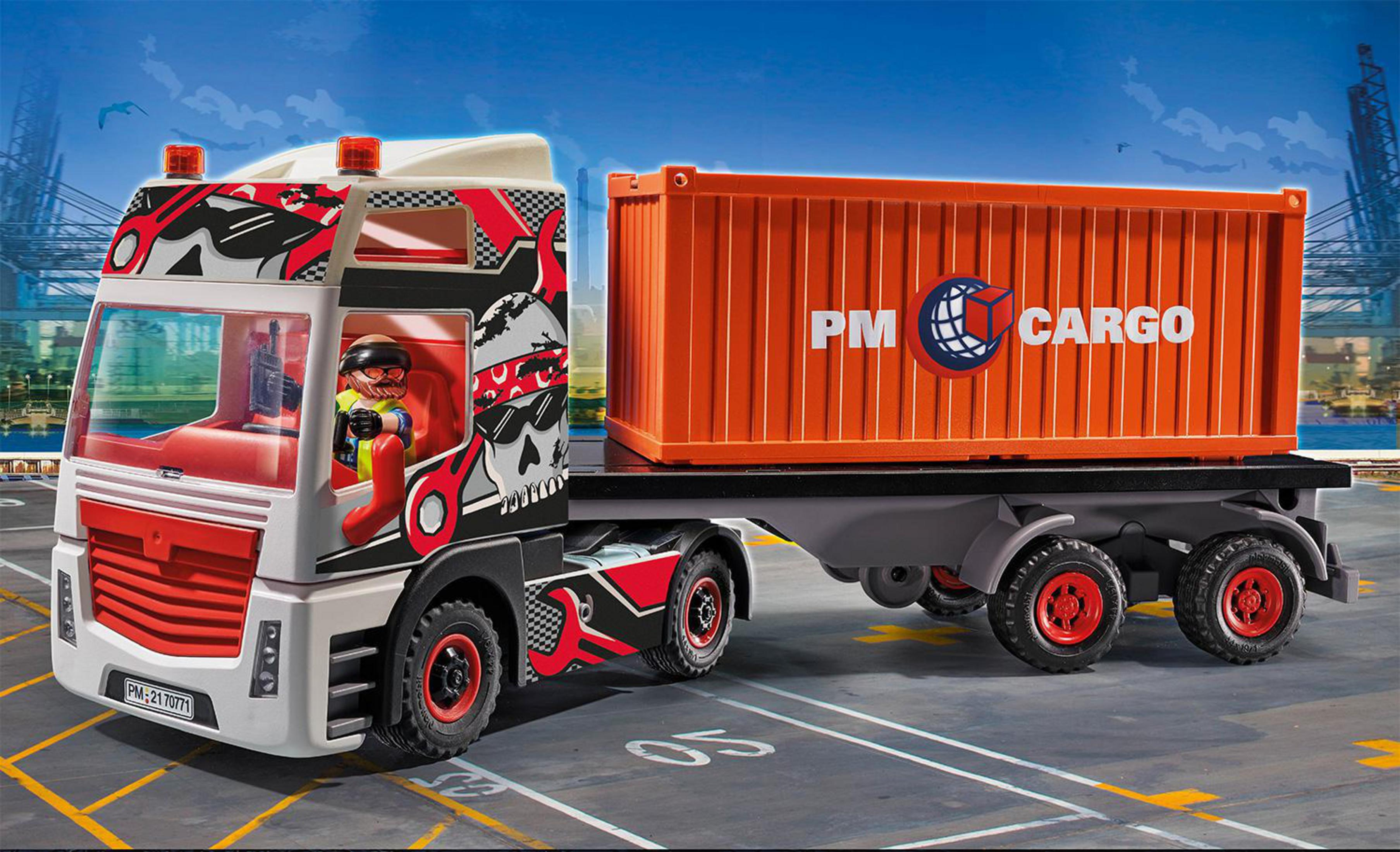 Spielzeug-LKW mit Container. Ein Fahrer sitzt in der Kabine. Auf dem Container steht "PM Cargo".