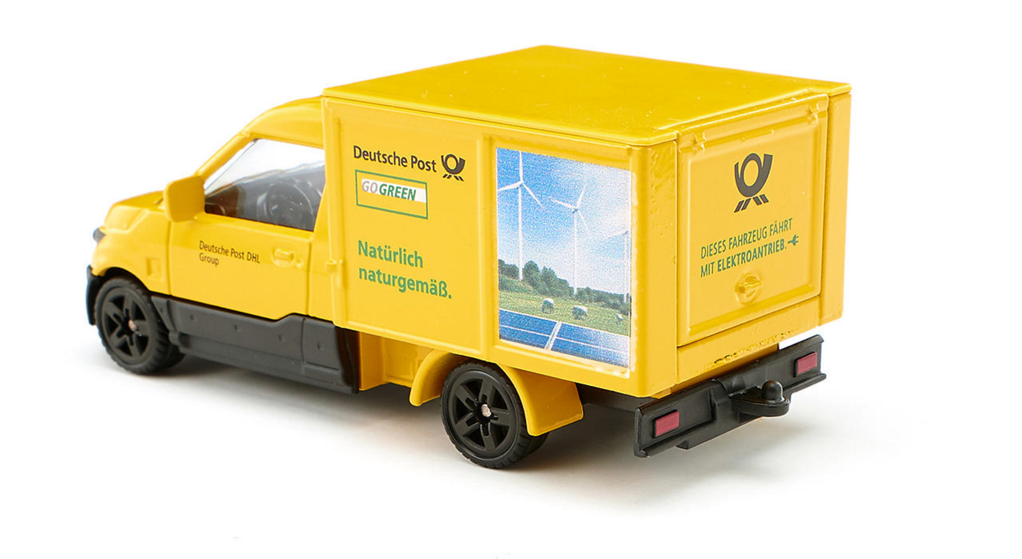 Gelbes Deutsche Post-LKW-Spielzeug mit grünem Go Green und Sonnenkollektoren.