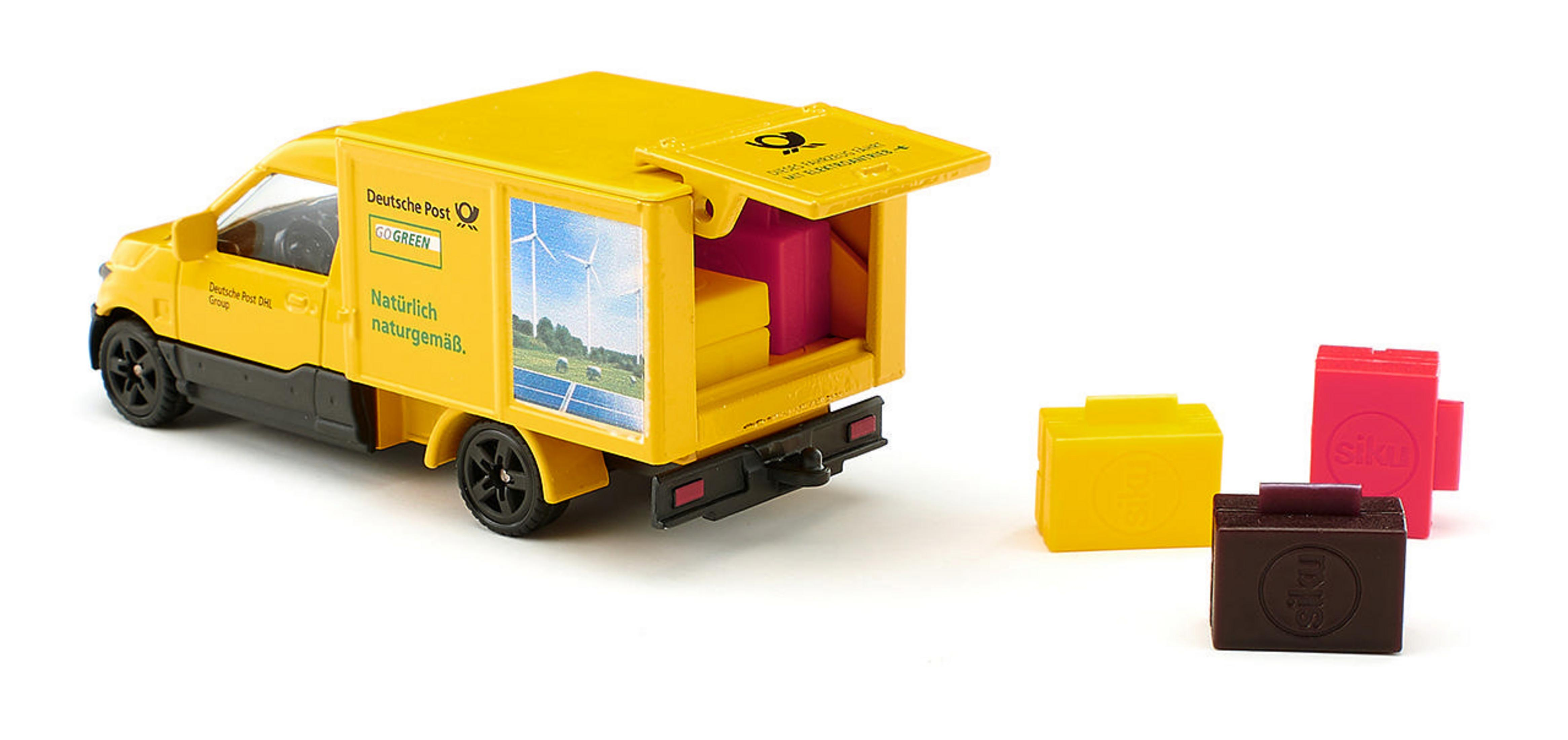 Ein gelber Spielzeug-LKW mit offener Rückseite, mit Deutsche Post DHL Logo und Paketen.