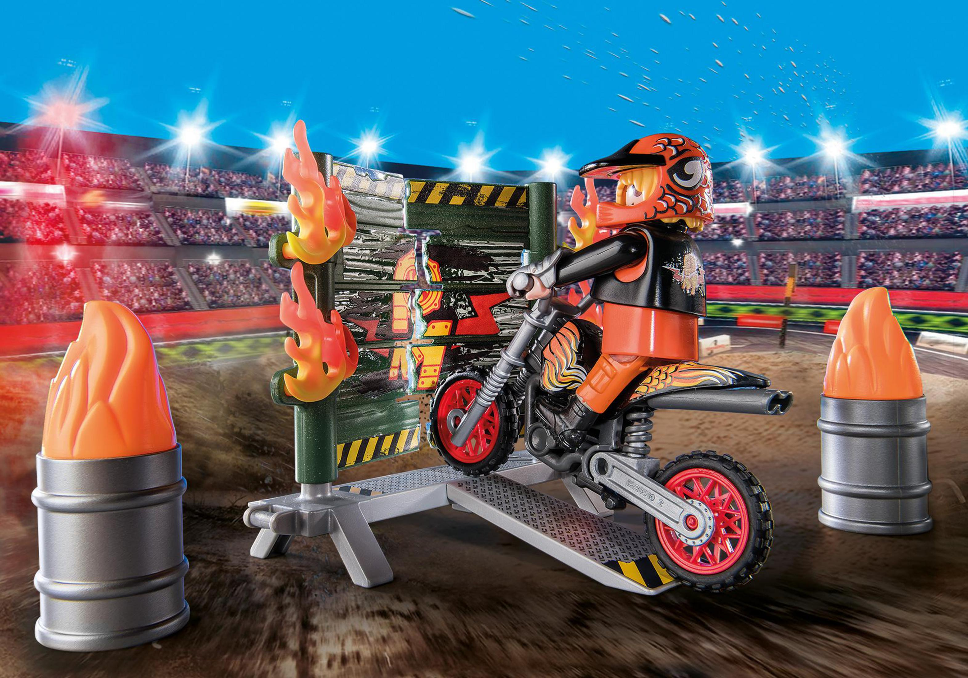 Eine Playmobil-Figur auf einem Motorrad springt über eine Flammenbarriere. Ein Stadion im Hintergrund.