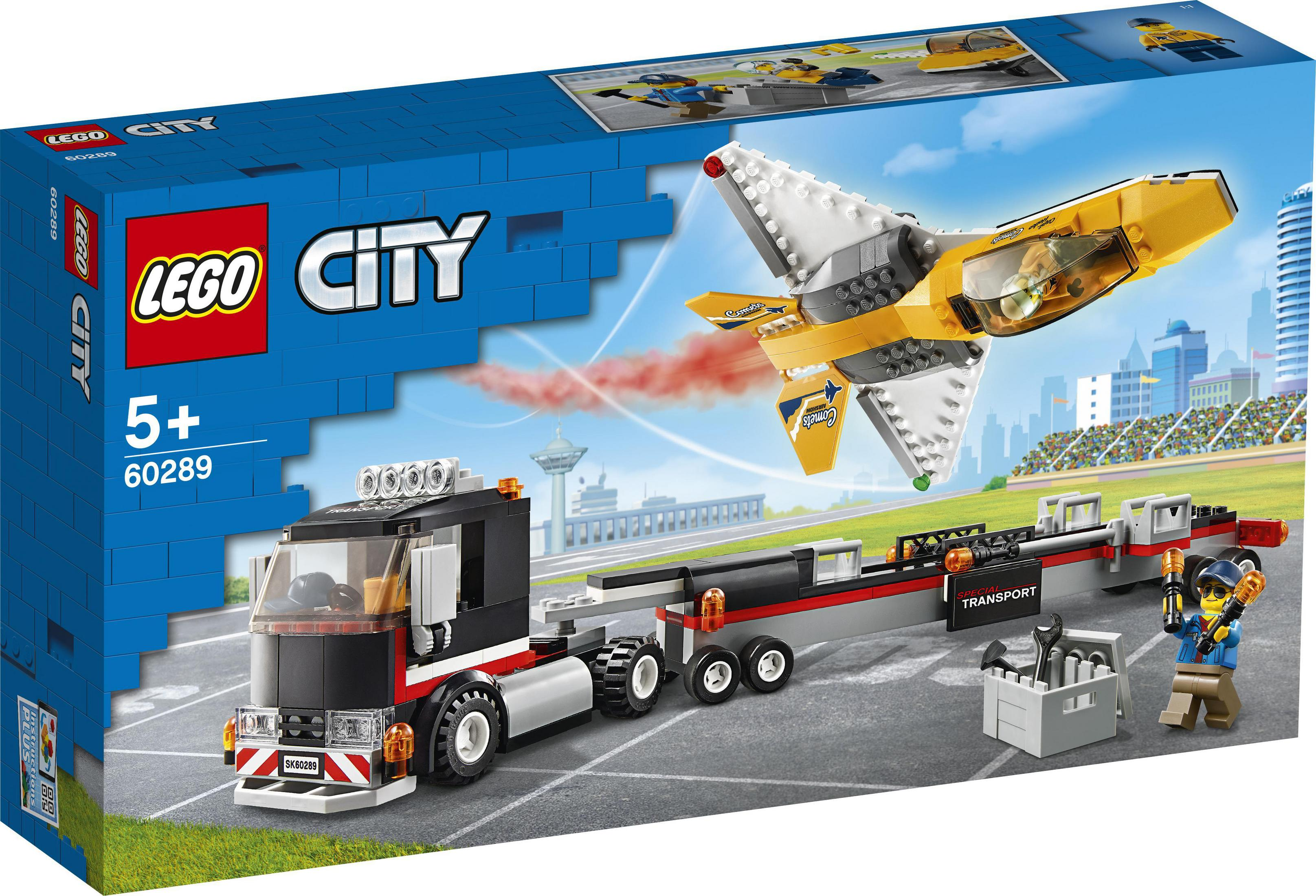 Scatola Lego City con un camion con un aereo su un rimorchio. Un personaggio tiene degli attrezzi. Lo sfondo è una pista.