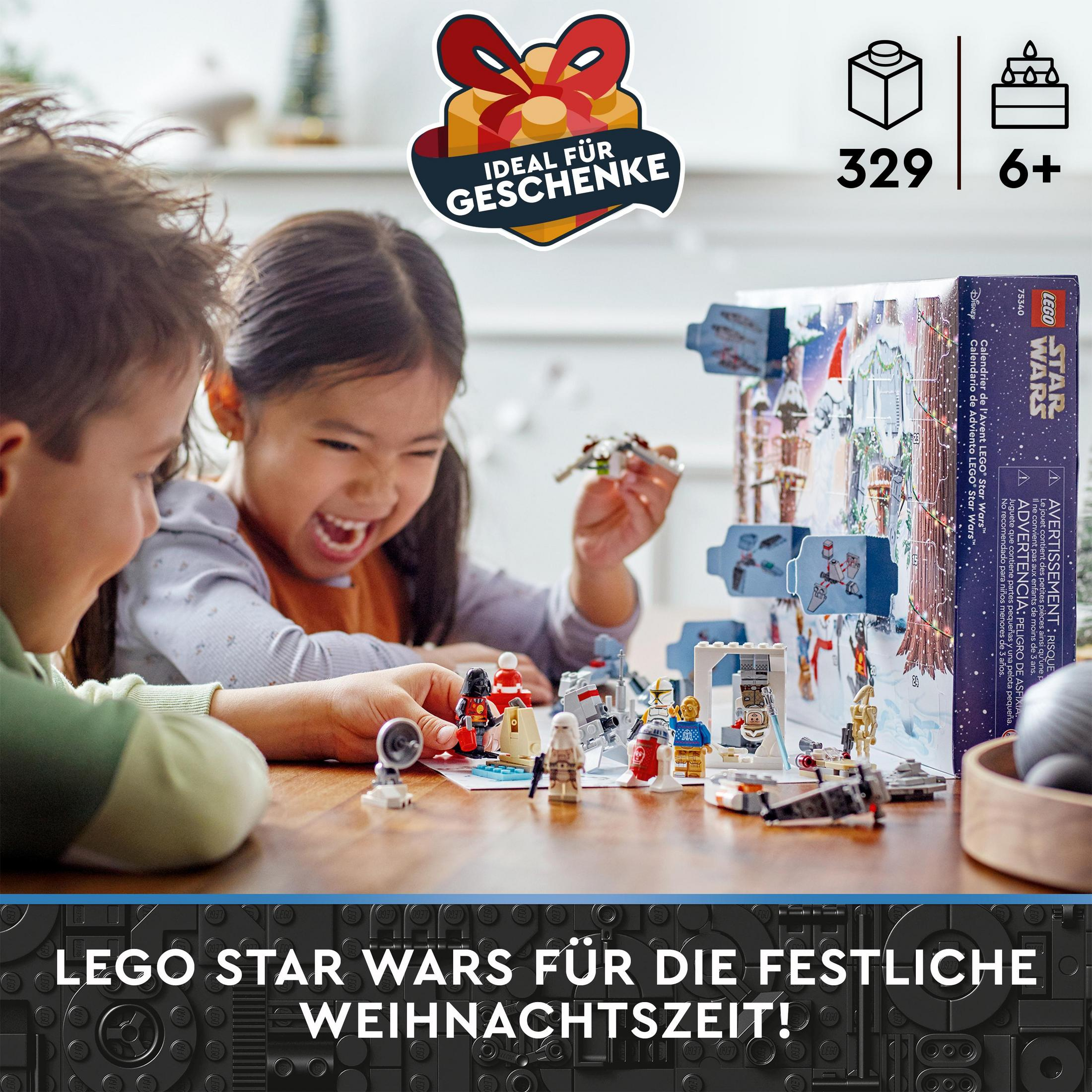 İki çocuk, Lego figürleriyle bir Lego Star Wars takvimine bakıyor.