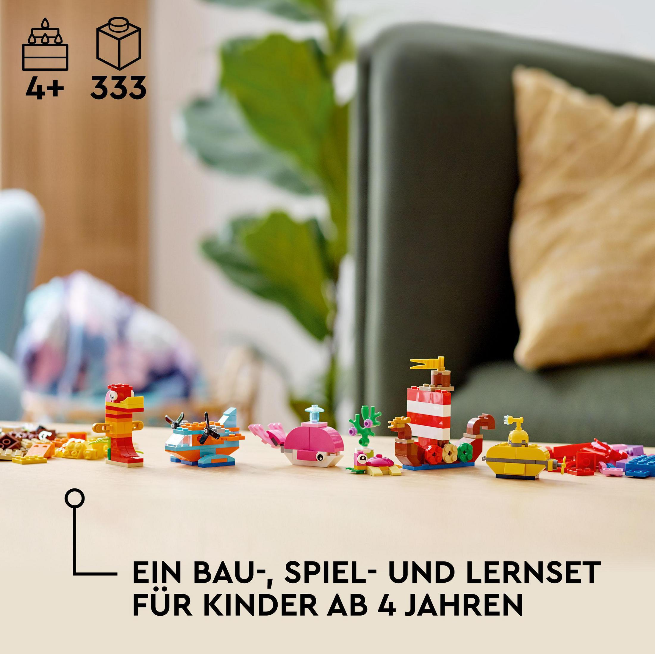 Lego set met kleurrijke speelgoedconstructies, inclusief een boot en een onderzeeër.