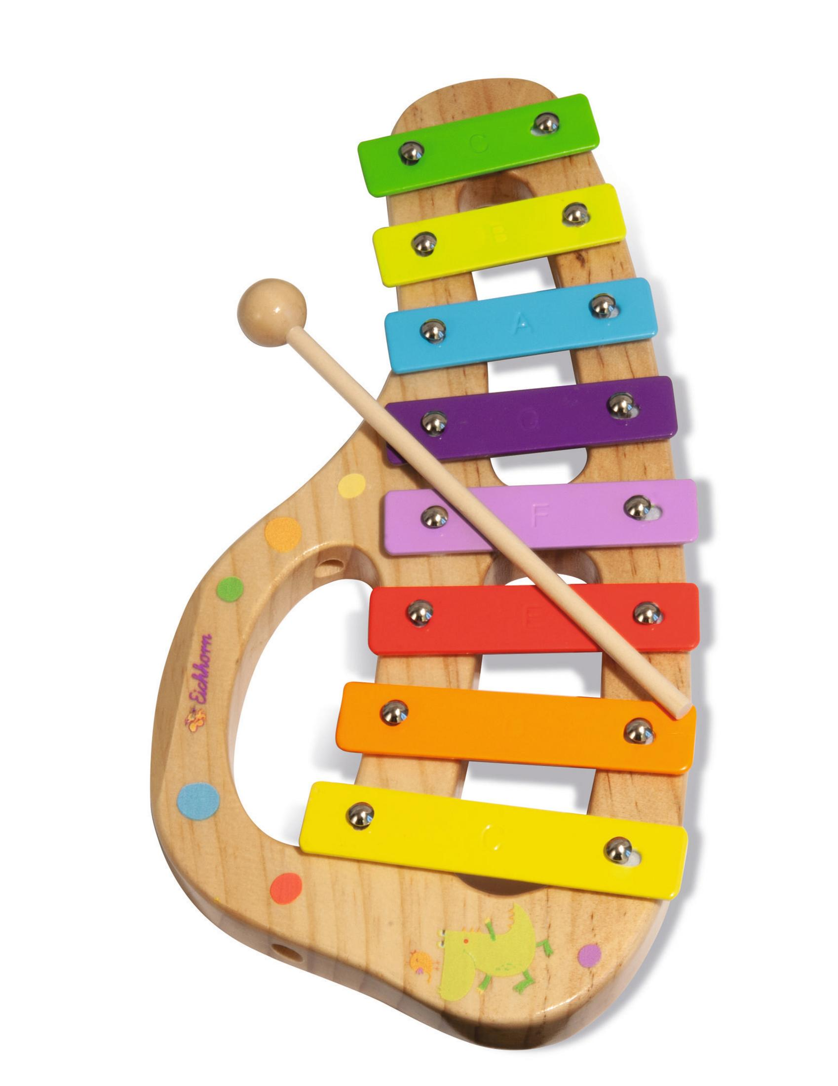 Ein hölzernes Xylophon mit regenbogenfarbenen Tasten und einem Schlägel. Der Rahmen ist hellbraun.