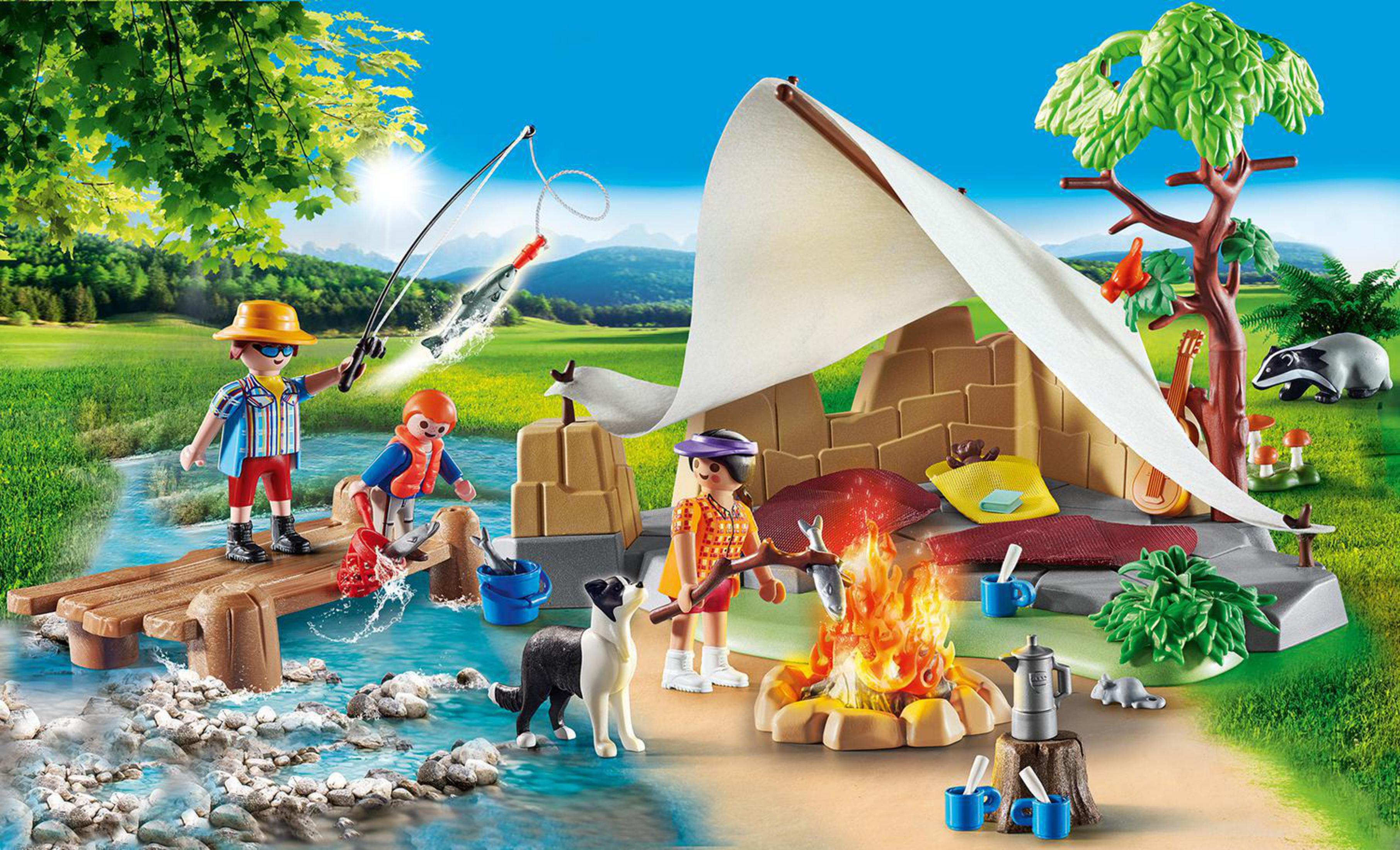 Una scena di campeggio Playmobil con figure, un falò, un ponte e un ruscello. Include un cane e un tasso.