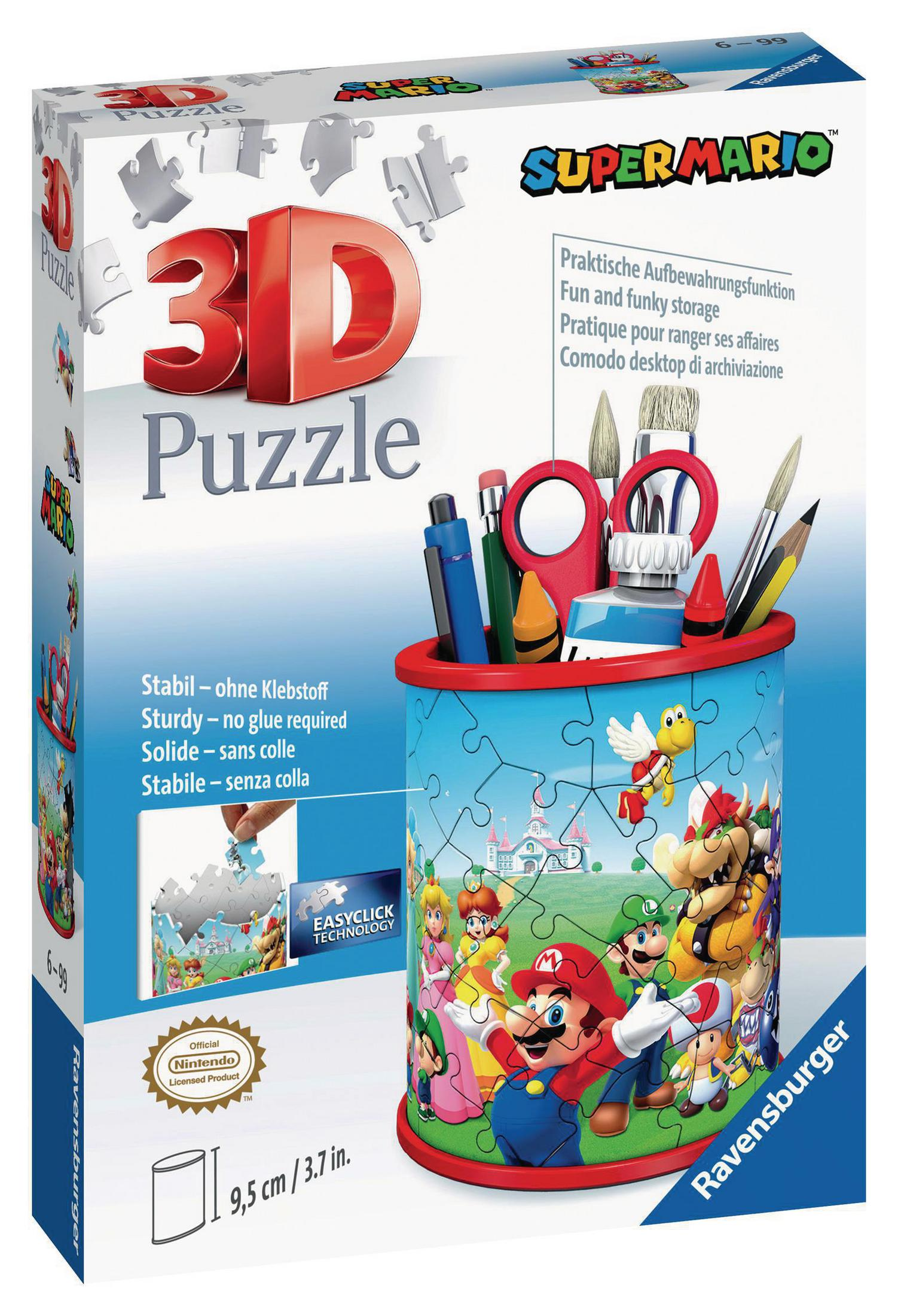 Pudełko z puzzlami 3D Super Mario. Posiada cylindryczny uchwyt wypełniony artykułami piśmienniczymi i postaciami Mario.
