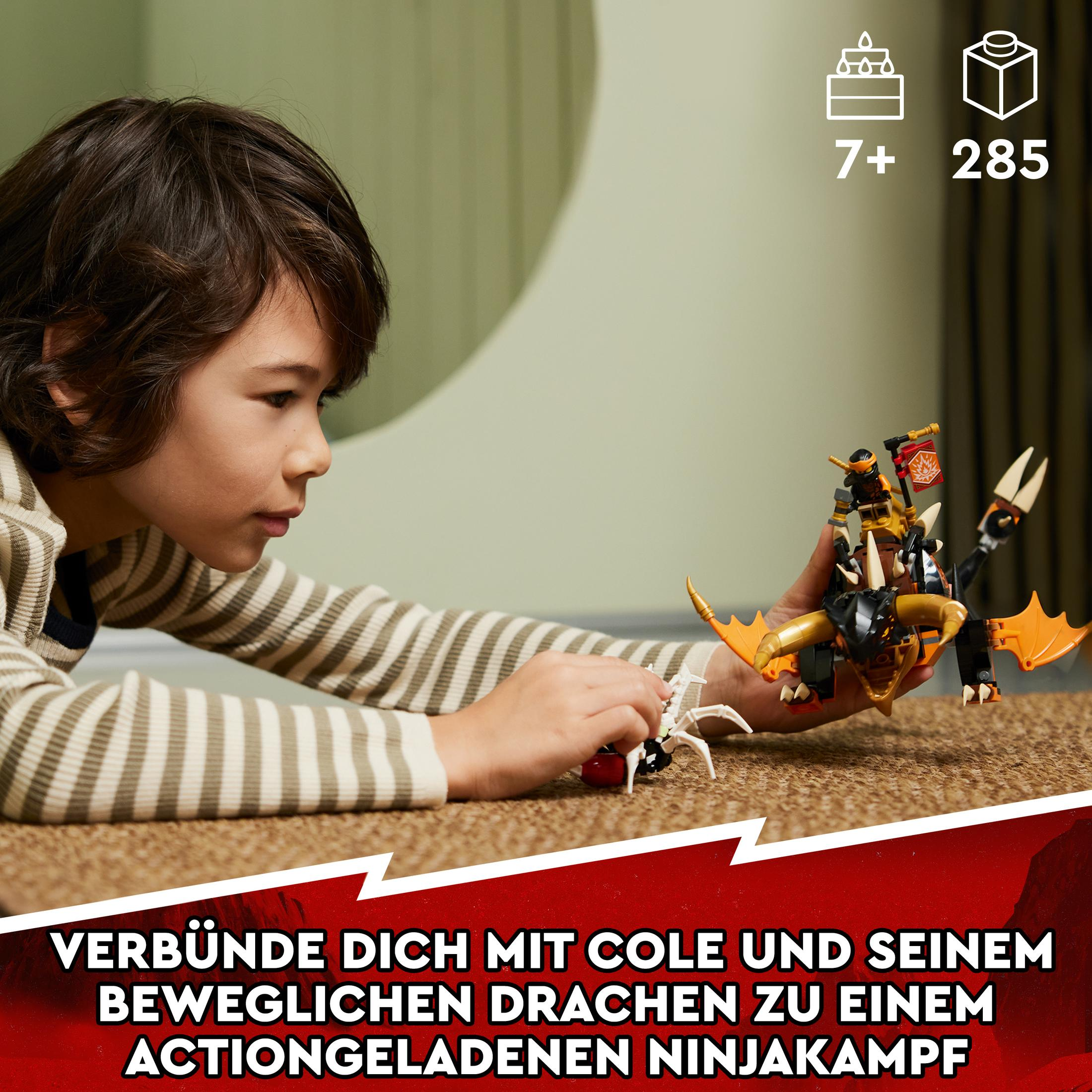 Een jongen die speelt met een Lego draakspeelgoed, met een ninjago speelgoed op de draak.