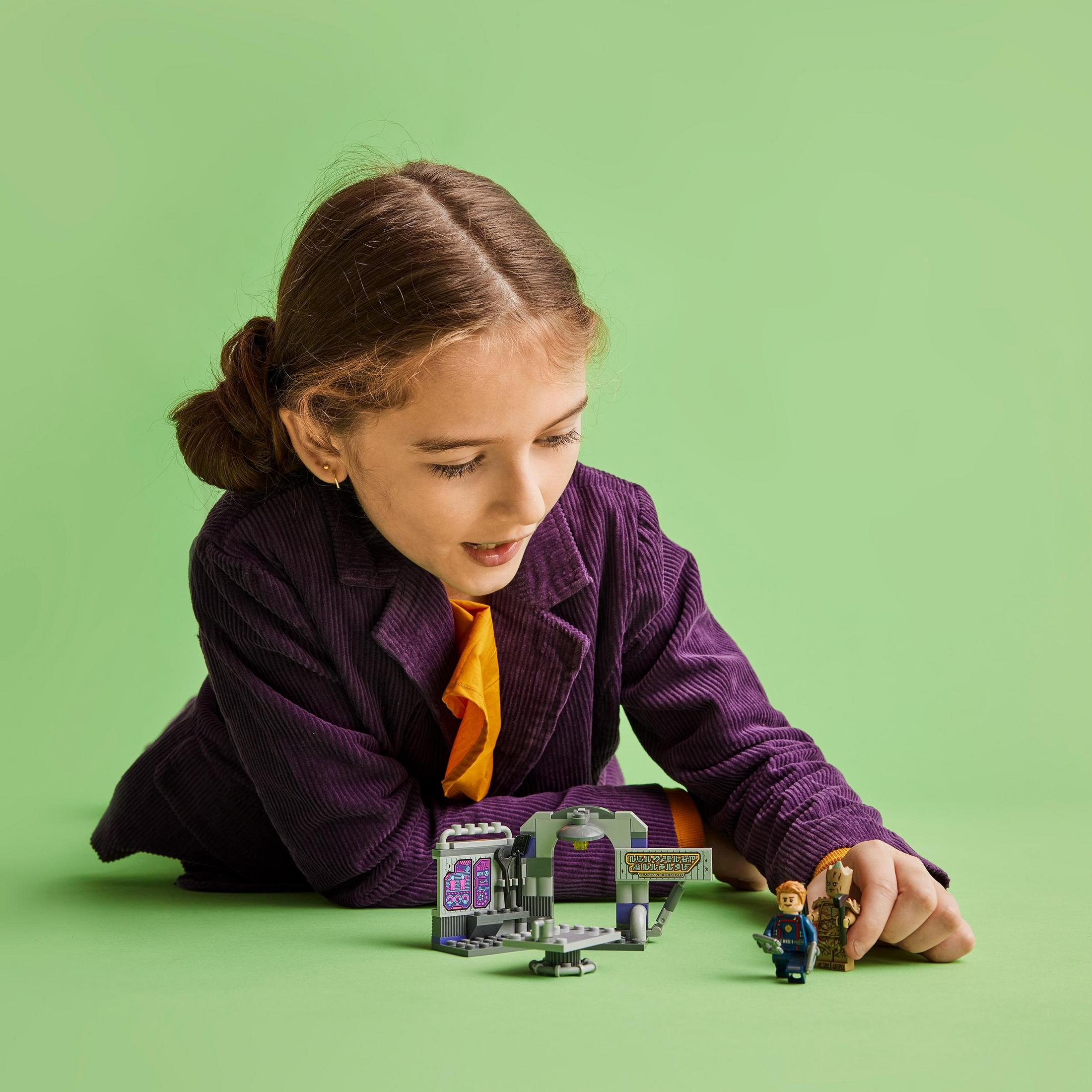 Meisje met LEGO set. Bevat LEGO beeldjes, constructie.