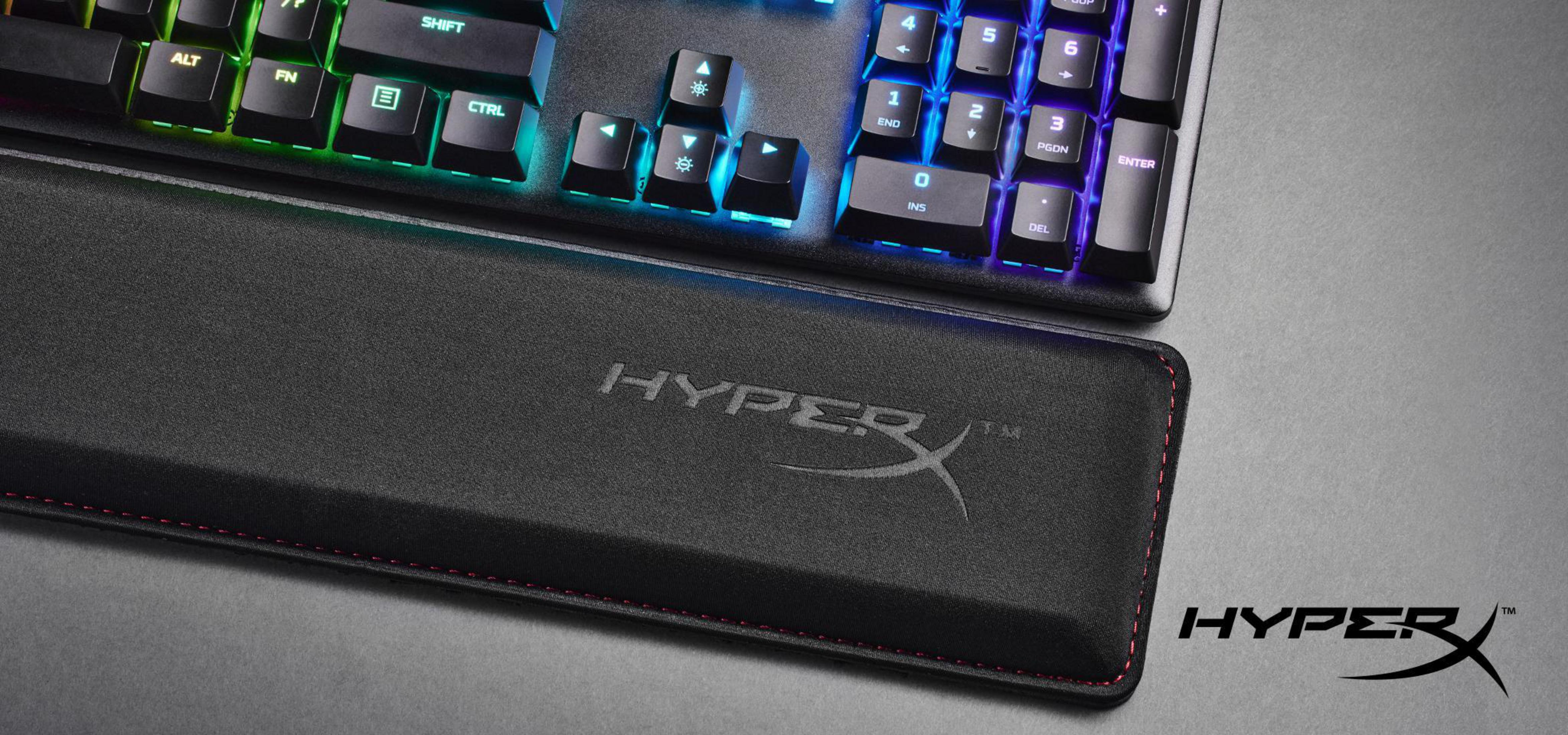 Close-up van een gamingtoetsenbord met verlichte toetsen en een HyperX polssteun.