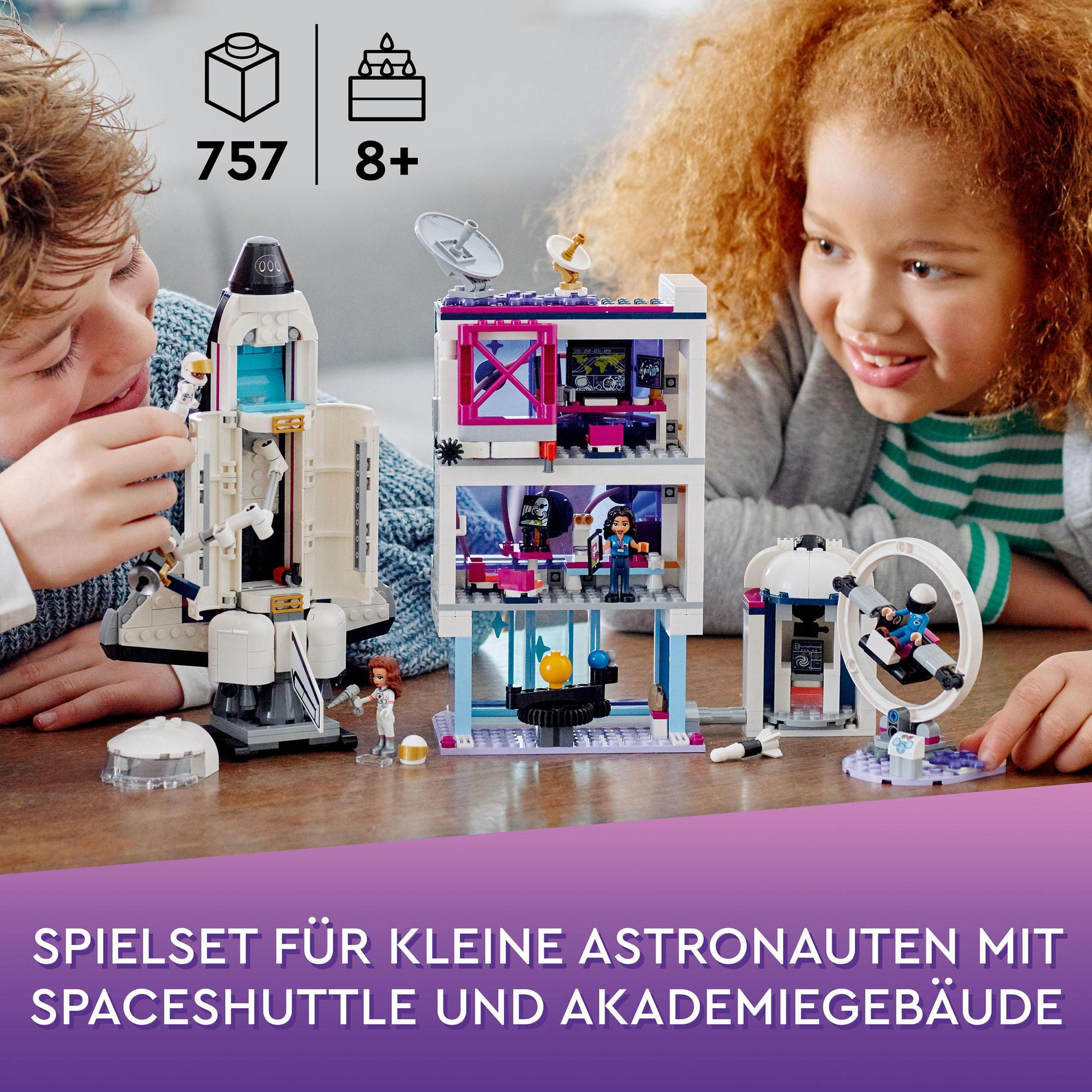 Zwei Kinder spielen mit einem Lego-Set, einer Rakete, einem Gebäude mit Satellitenschüssel und Text darunter.