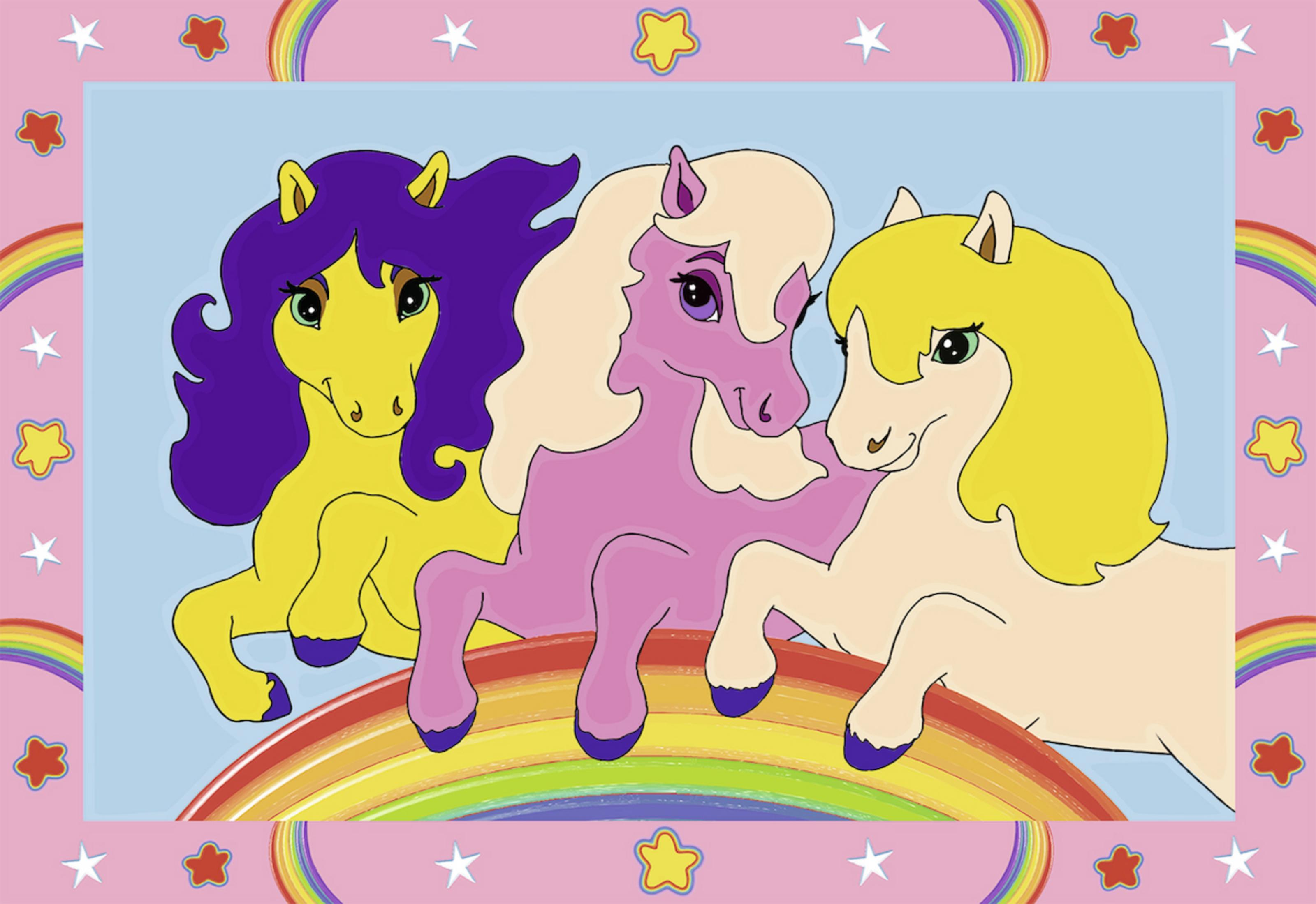 Drei Zeichentrickponys auf einem Regenbogen, rosa und blauer Hintergrund, Sterne und Regenbögen.