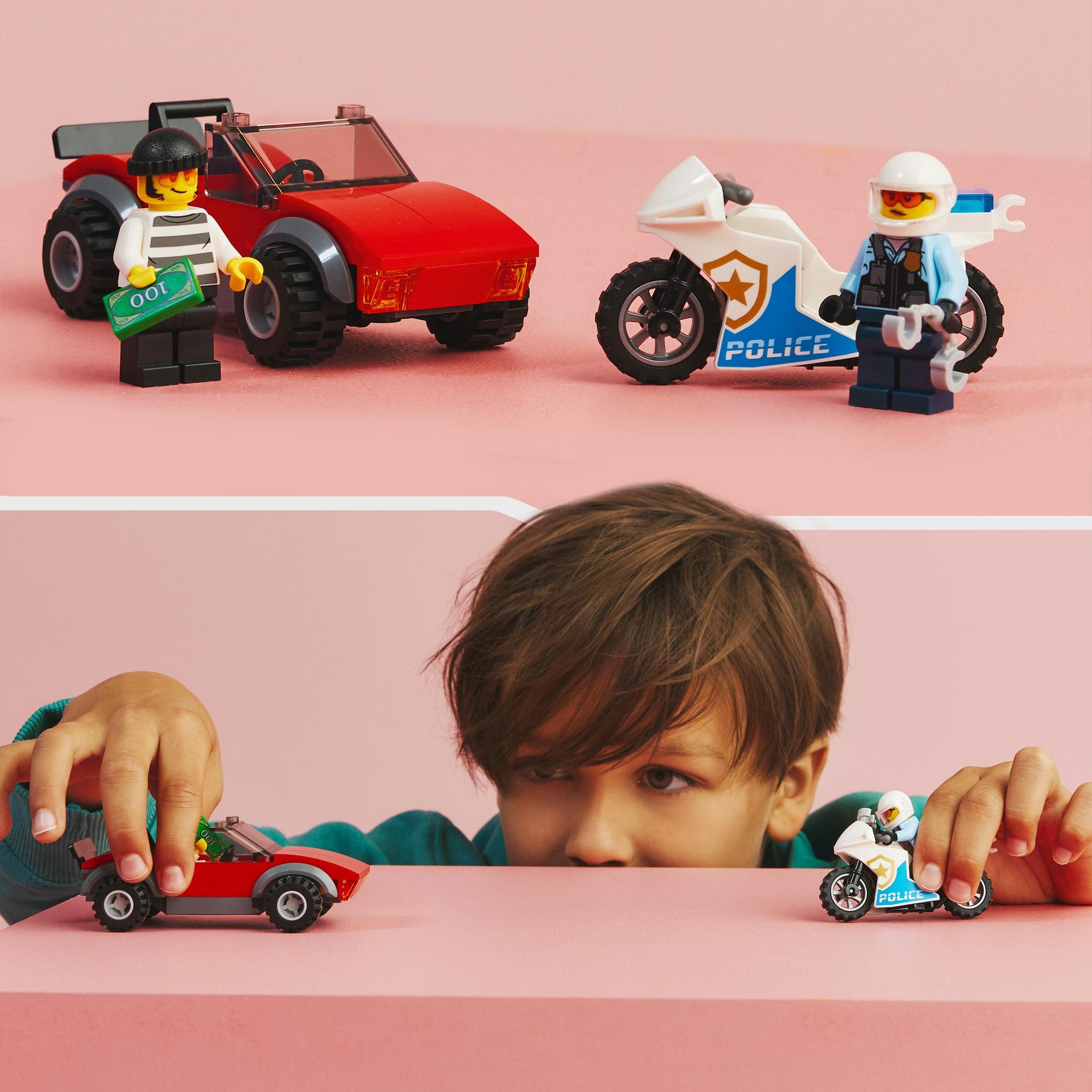 Rode auto en politie motor Lego sets met minifiguren. Een kind speelt met dezelfde sets op een roze achtergrond.