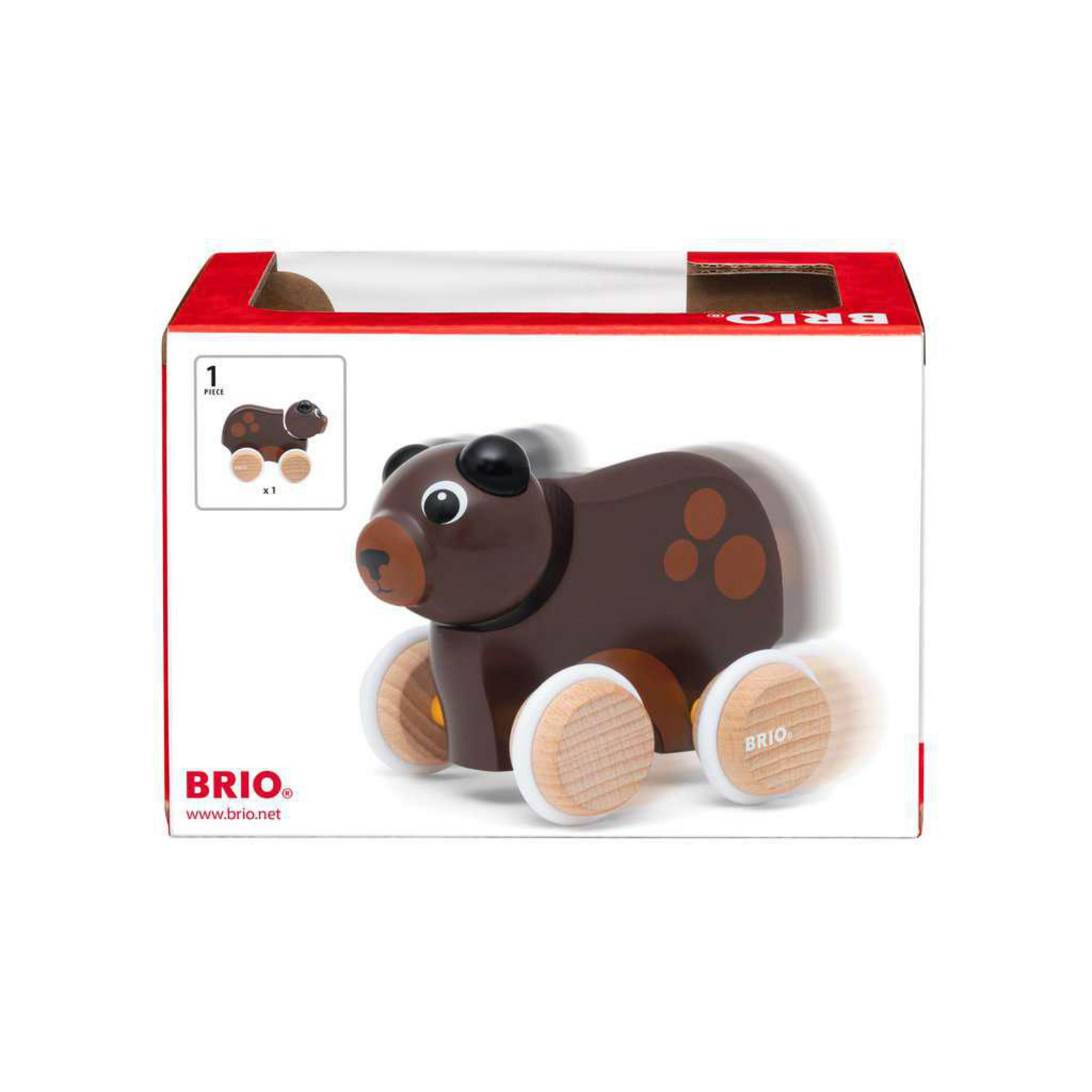 Ein hölzerner Spielzeugbär auf Rädern in einer Schachtel, mit dem Brio-Logo und weißem Hintergrund.
