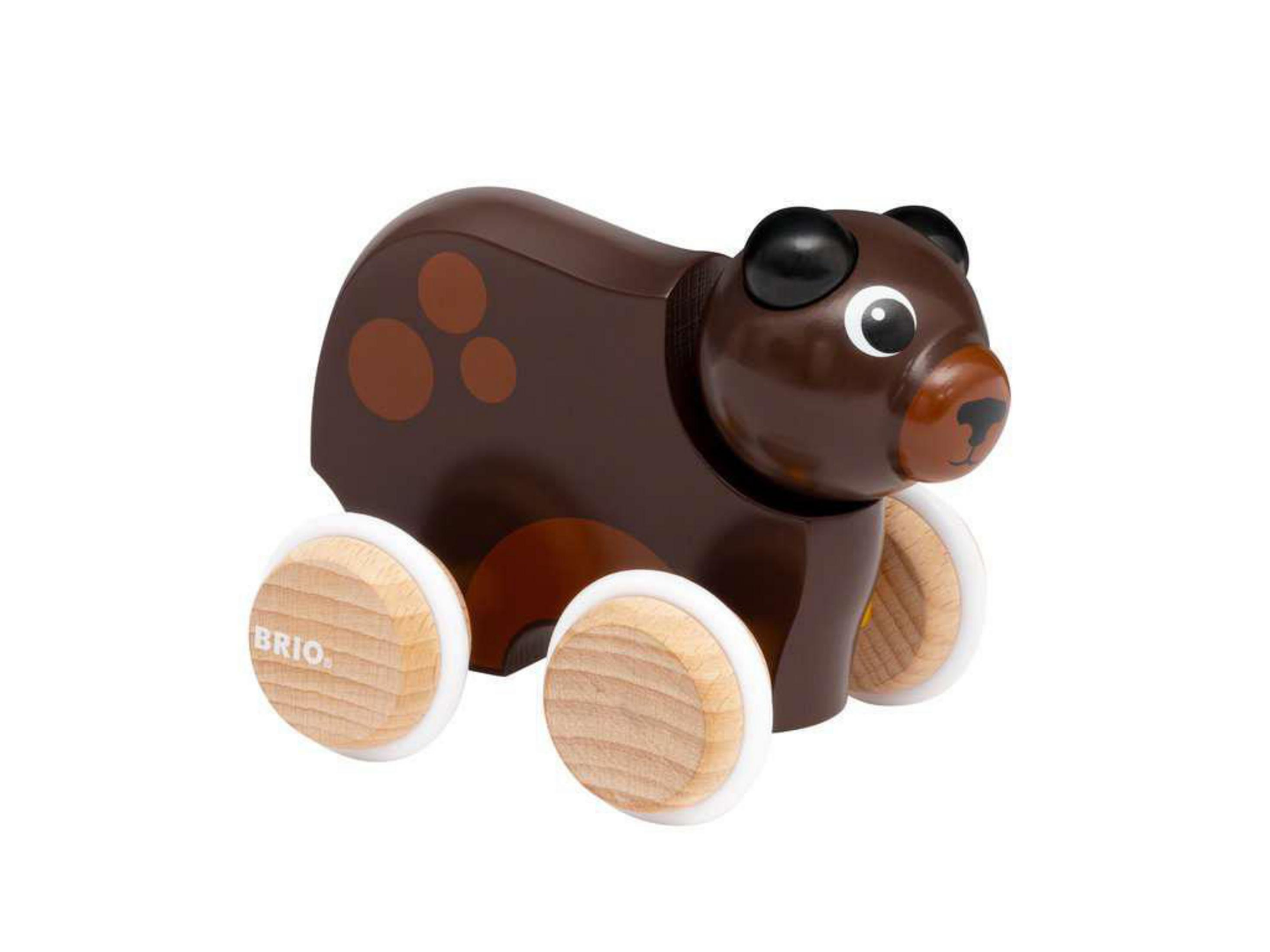 Holzspielzeugbär mit Rädern, brauner Körper, braune Flecken und weiße Räder.