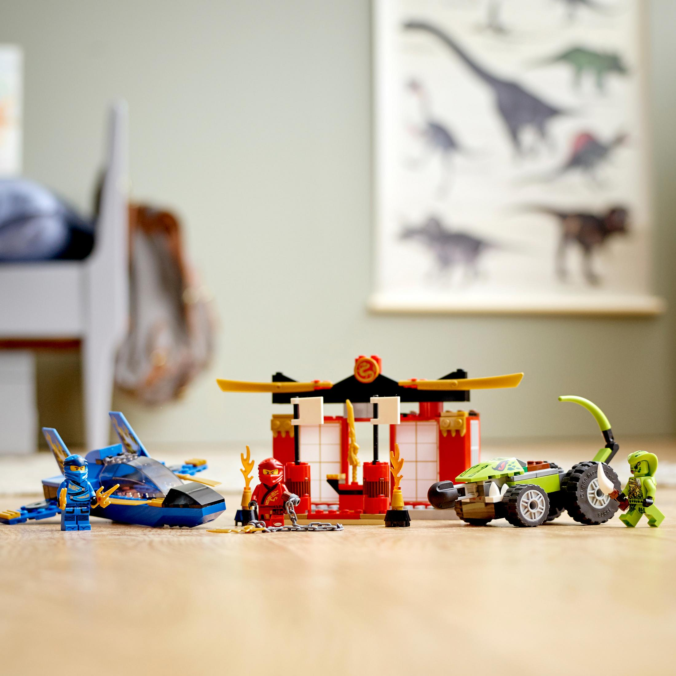Lego-Set mit Ninjago-Figuren, einem Gebäude und einem Auto auf Holzboden.