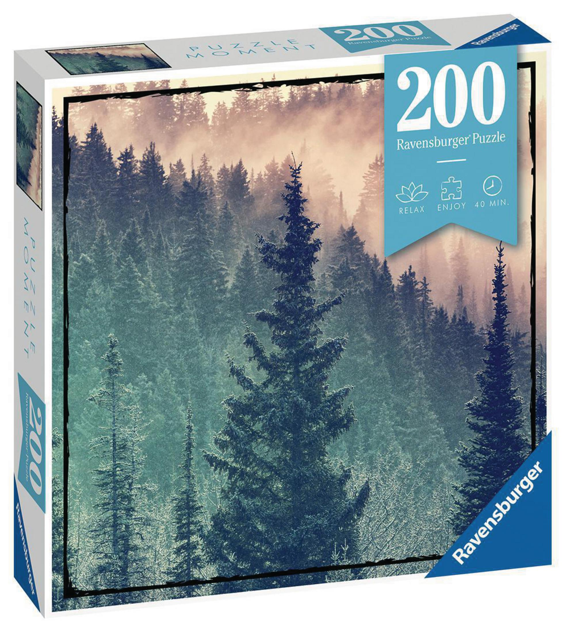 Scatola di puzzle con scena forestale. Alberi e nebbia. Marchio Ravensburger.