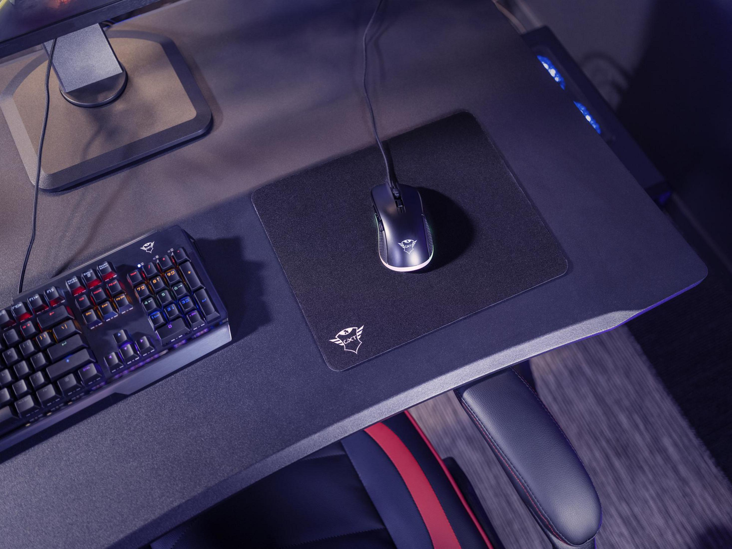 Een gaming-opstelling met een zwart toetsenbord, muis, muismat en een stoel. Donkergrijze bureau.